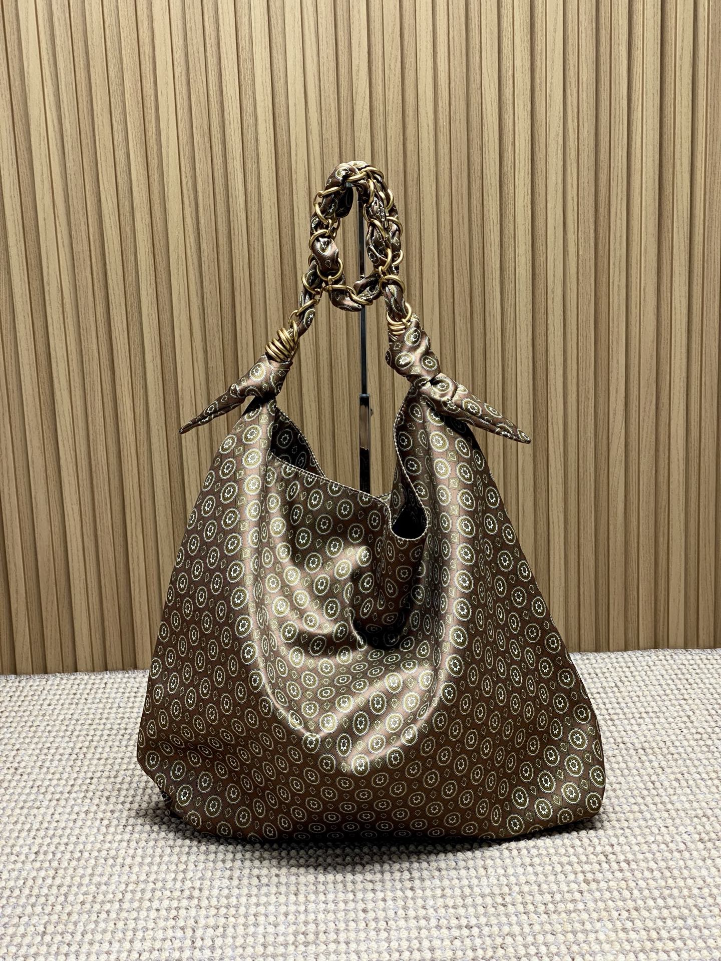 YSL Style Tote Bag style reference detail image 1 from source 770821