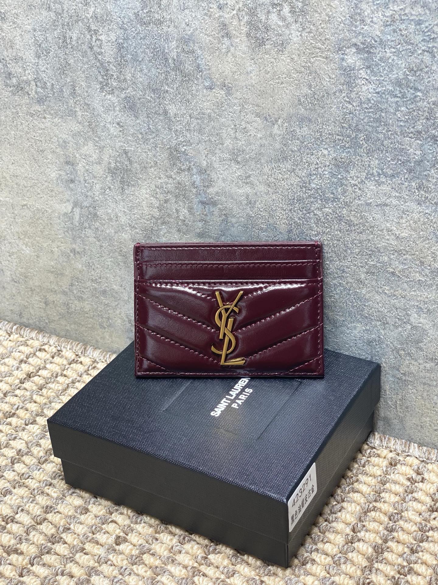 NO:919380,YSL retro waxed leather card bag is made of cowhide, which is wear-resistant and high-end. The logo is very recognizable. There are multiple card slots inside, so daily cards can be easily stored. The black and silver color scheme is low-key and versatile, suitable for commuting and traveling! The caviar texture is delicate to the touch, easy to clean, practical and fashionable. It is a classic popular item of YSL, a must-have for those who are simple!  Size 10.5x7.5cm Code 423291, YSL coin purse card holder, saint laurent, wallets, cowhide, Hermes,19860909YSL复古油蜡皮卡包,采用牛皮,耐磨又高级,Logo超有辨识度.内部多卡位,日常卡片轻松收纳.黑银配色低调百搭,通勤、旅行都很适合!鱼子酱纹理手感细腻,易清洁,实用又时髦,是YSL经典热门单品,简约控必入！ 尺寸10.5x7.5cm 编码423291,YSL零钱包卡包,saint laurent,wallets,cowhide,Hermes,,Bag