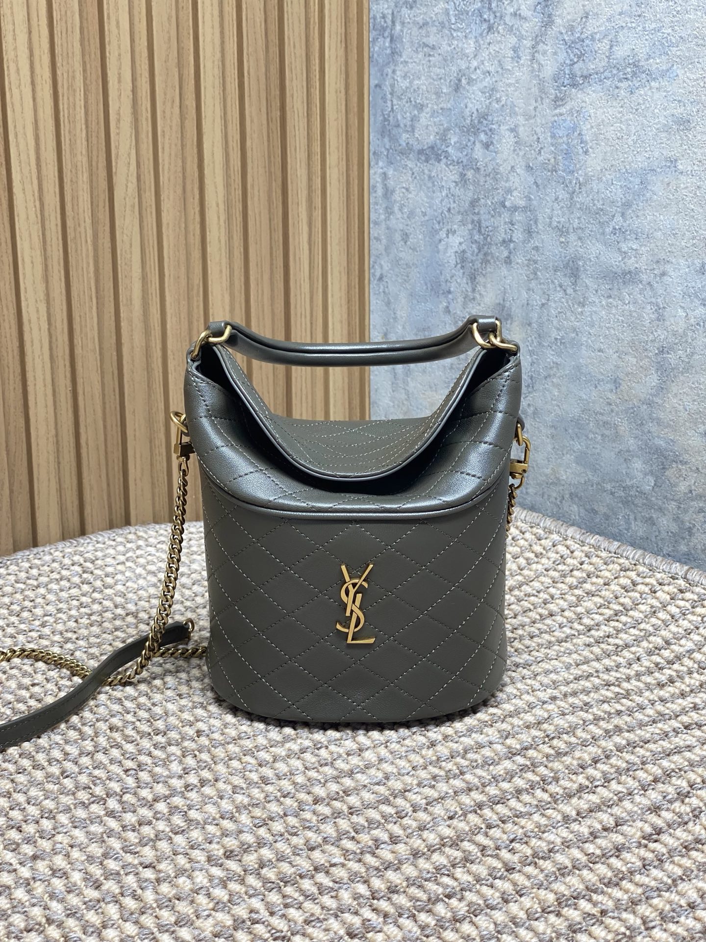 NO:851533,Musk green YSL Gaby series new bucket bag, all sheepskin material, super delicate and cute, and very light top clamshell design, higher privacy and security, top handle and detachable chain shoulder strap, can be carried in more ways, suitable for different occasions, so beautiful. Size 19x17x15cm code 763961, YSL Saint Laurent grade original leather, saint laurent, saint laurent, sheepskin, Hermes,19860909麝香绿 YSL Gaby系列新出水桶包 ,全羊皮材质 超级精致可爱而且非常的轻盈顶部翻盖设计,私密性跟安全性都更高,顶部提手和可拆卸链条肩带,可以有更多的背法,适合不同场合,太好看了吧. 尺寸19x17x15cm 编码763961,YSL圣罗兰特级原厂皮,saint laurent,saint laurent,sheepskin,Hermes,,Bag