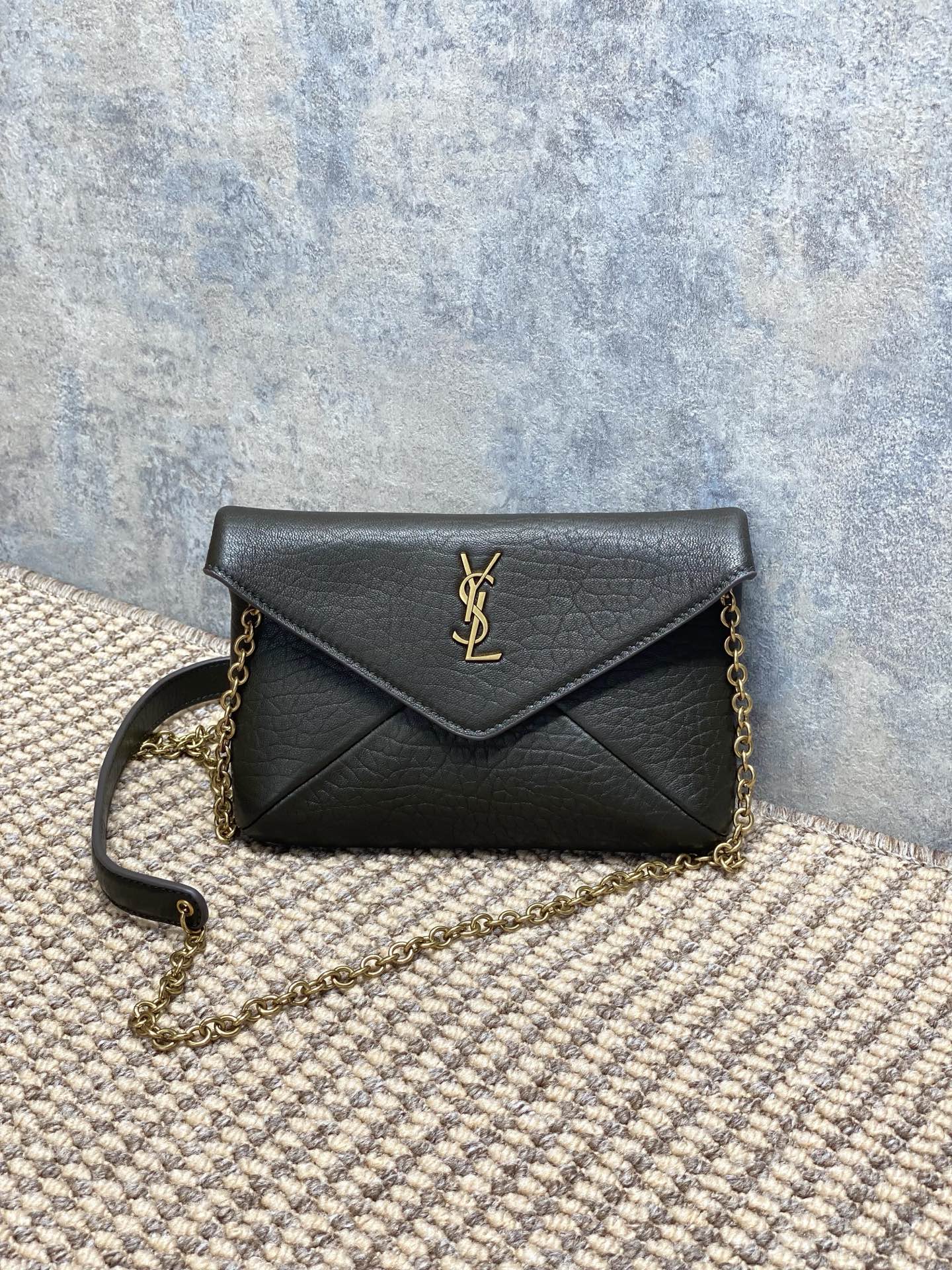 NO:812126,Calypso's new mini chain bag is a different envelope bag, with grained sheepskin + metal logo, full of low-key luxury!  The metal chain shoulder strap is suitable for hand-holding, one-shoulder or cross-body wear, and can be easily carried on daily outings or at dinner parties. It is lightweight and self-weighted, and has a reasonable internal space. It can hold mobile phones, card holders, and lipsticks. The envelope-style design is very recognizable, practical and fashionable. It is a classic and popular YSL style. I really recommend it!  Size 19x12×3cm Model 819271, YSL Saint Laurent grade original leather, saint laurent, saint laurent, sheepskin, Hermes,19860909Calypso 新款 mini链条包 不一样的信封包 ,粒纹羊皮+金属Logo,低调奢华感满满！金属链条肩带,手拿、单肩、斜挎都OK,日常出街或晚宴都能轻松驾驭.轻巧自重,内部空间合理,手机、卡包、口红都能装下.信封式设计超有辨识度,实用又时髦,是YSL经典热门款,真的很推荐入手！ 尺寸19x12×3cm 型号819271,YSL圣罗兰特级原厂皮,saint laurent,saint laurent,sheepskin,Hermes,,Bag