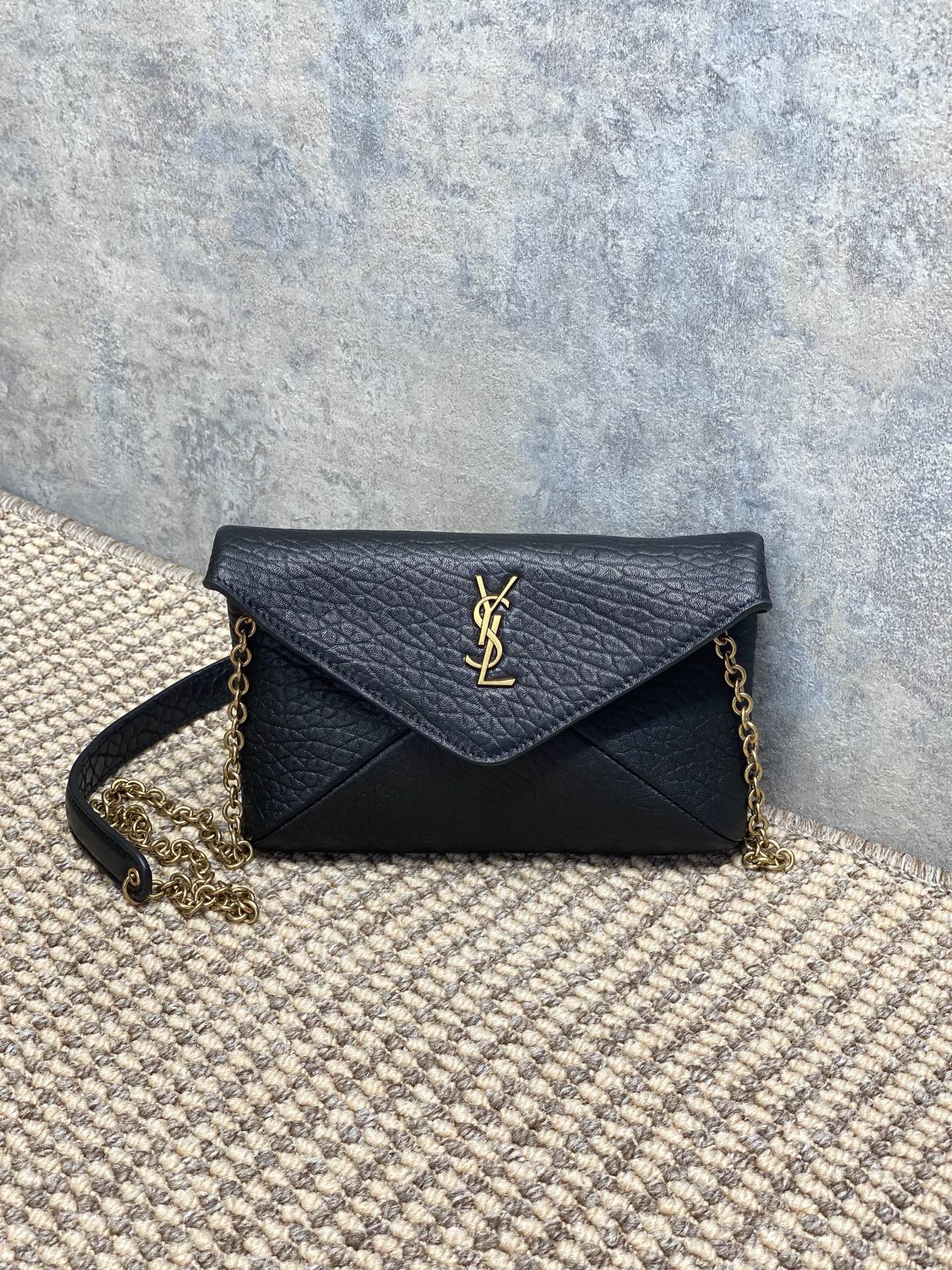 NO:812136,Calypso's new mini chain bag is a different envelope bag, with grained sheepskin + metal logo, full of low-key luxury!  The metal chain shoulder strap is suitable for hand-holding, one-shoulder or cross-body wear, and can be easily carried on daily outings or at dinner parties. It is lightweight and self-weighted, and has a reasonable internal space. It can hold mobile phones, card holders, and lipsticks. The envelope-style design is very recognizable, practical and fashionable. It is a classic and popular YSL style. I really recommend it!  Size 19x12×3cm Model 819271, YSL Saint Laurent grade original leather, saint laurent, saint laurent, sheepskin, Hermes,19860909Calypso 新款 mini链条包 不一样的信封包 ,粒纹羊皮+金属Logo,低调奢华感满满！金属链条肩带,手拿、单肩、斜挎都OK,日常出街或晚宴都能轻松驾驭.轻巧自重,内部空间合理,手机、卡包、口红都能装下.信封式设计超有辨识度,实用又时髦,是YSL经典热门款,真的很推荐入手！ 尺寸19x12×3cm 型号819271,YSL圣罗兰特级原厂皮,saint laurent,saint laurent,sheepskin,Hermes,,Bag