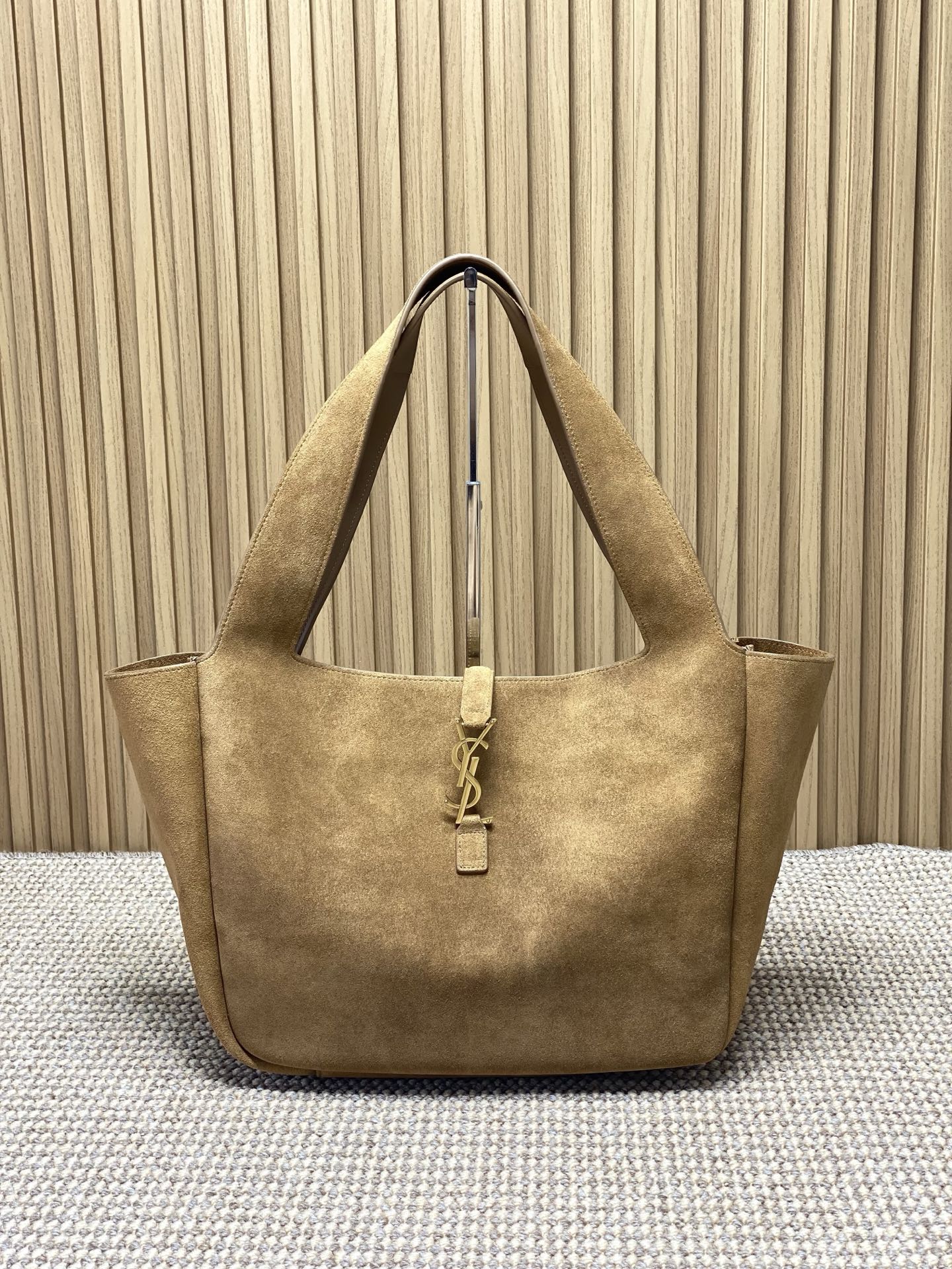 Yves Saint Laurent Sac cabas en daim caramel, spacieux et élégant