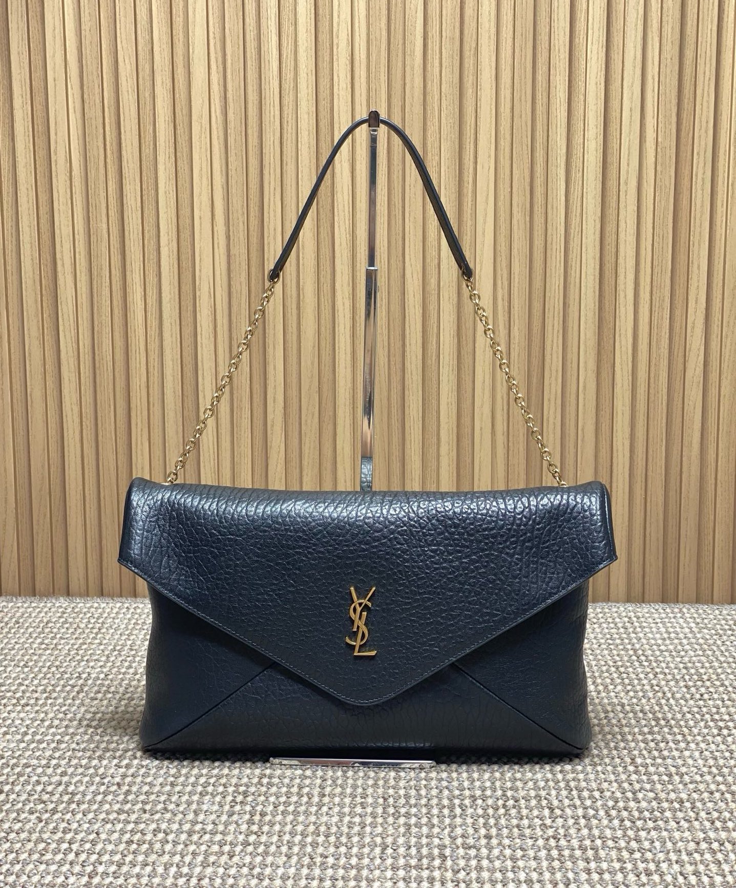 NO:812098,YSL Calypso envelope bag, grained sheepskin + gold logo, simple and elegant envelope style design, chain shoulder strap can be worn on one shoulder or across the body, easy to carry for commuting and dinner. It has large capacity, can hold daily necessities and a 13-inch computer, practical and fashionable!  The sheepskin is soft and delicate, feels great, and is a must-have classic for urban girls!  Model 841702 Size 35x22x3-4.2cm, YSL Saint Laurent grade original leather, saint laurent, saint laurent, sheepskin, Hermes,19860909YSL Calypso信封包,粒面羊皮+金色Logo,简约大气超有质感信封式设计,链条肩带可单肩/斜挎,通勤、晚宴都能轻松驾驭.容量大,日常用品、13寸电脑都能装下,实用又时髦！羊皮柔软细腻,手感超赞,都市女生必入经典款！ 型号841702  尺寸35x22x3-4.2cm,YSL圣罗兰特级原厂皮,saint laurent,saint laurent,sheepskin,Hermes,,Bag
