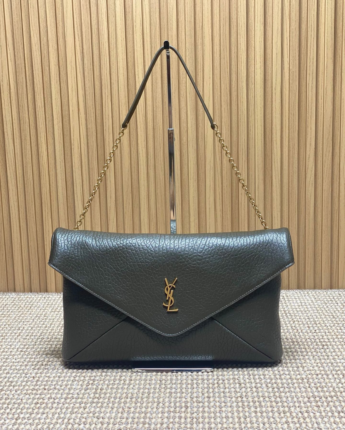 NO:812085,YSL Calypso envelope bag, grained sheepskin + gold logo, simple and elegant envelope style design, chain shoulder strap can be worn on one shoulder or across the body, easy to carry for commuting and dinner. It has large capacity, can hold daily necessities and a 13-inch computer, practical and fashionable!  The sheepskin is soft and delicate, feels great, and is a must-have classic for urban girls!  Model 841702 Size 35x22x3-4.2cm, YSL Saint Laurent grade original leather, saint laurent, saint laurent, sheepskin, Hermes,19860909YSL Calypso信封包,粒面羊皮+金色Logo,简约大气超有质感信封式设计,链条肩带可单肩/斜挎,通勤、晚宴都能轻松驾驭.容量大,日常用品、13寸电脑都能装下,实用又时髦！羊皮柔软细腻,手感超赞,都市女生必入经典款！ 型号841702  尺寸35x22x3-4.2cm,YSL圣罗兰特级原厂皮,saint laurent,saint laurent,sheepskin,Hermes,,Bag