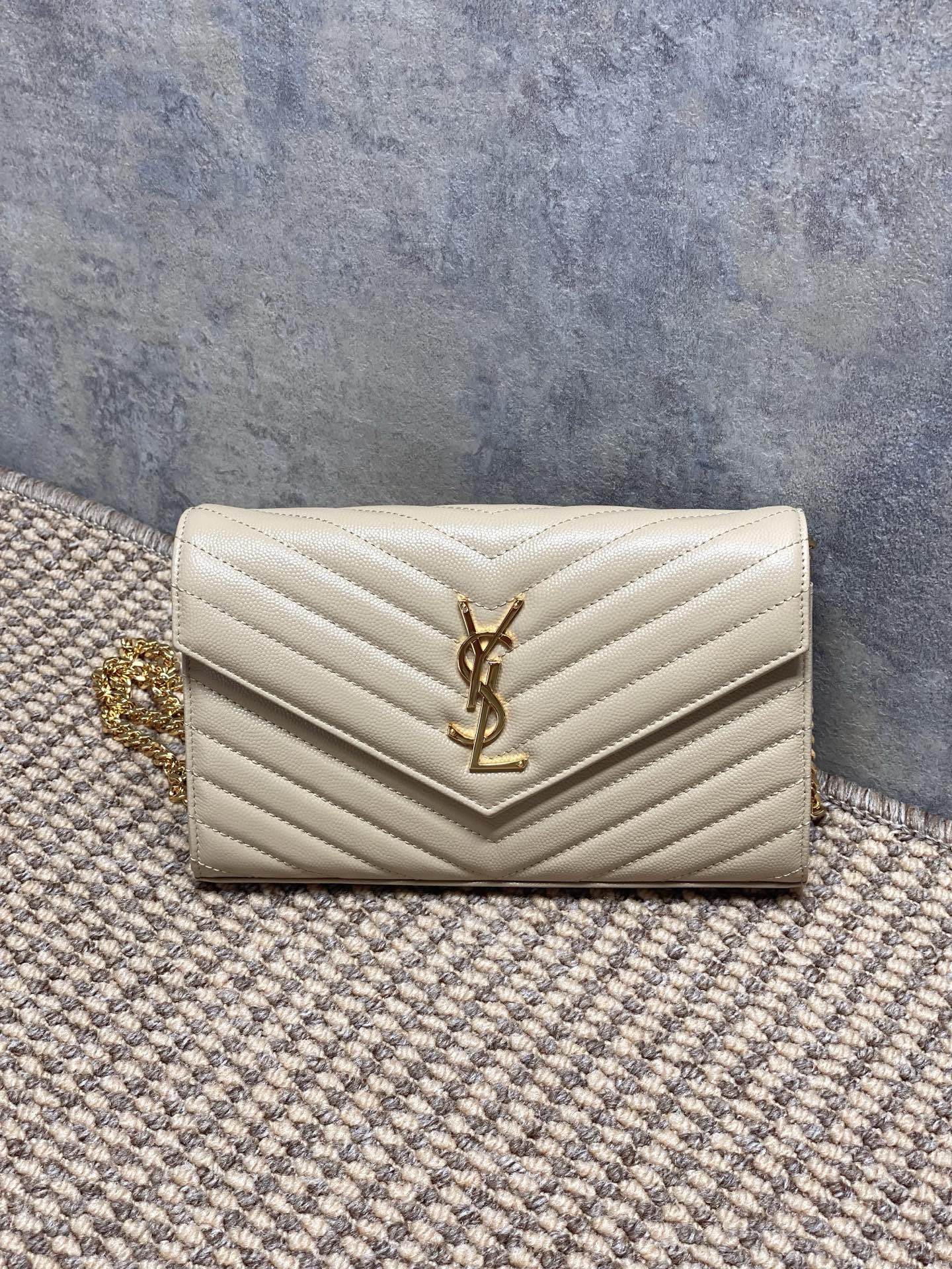 Yves Saint Laurent Loulou Kettingtas in Beige Leer met Gouden Hardware