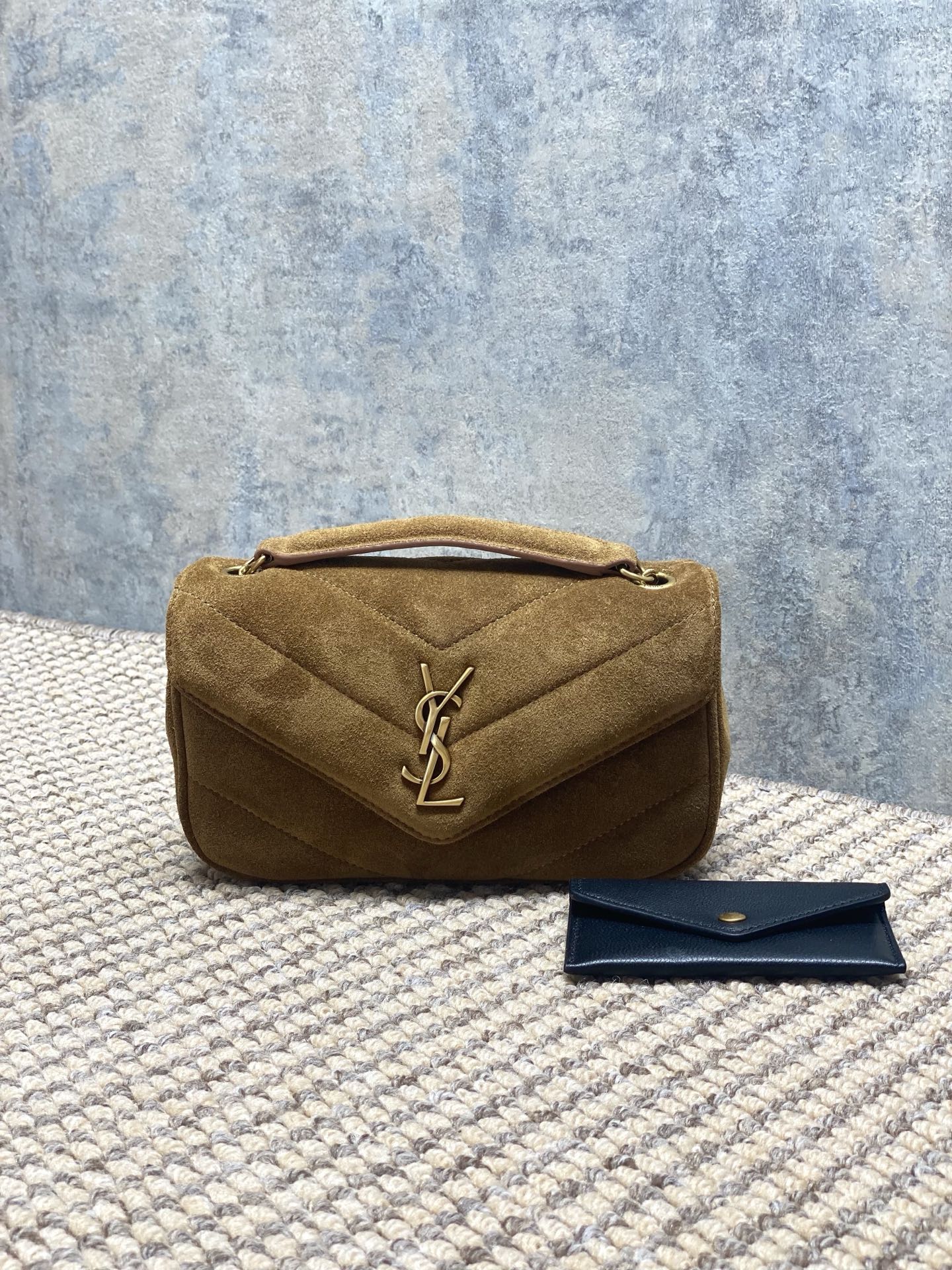 حقيبة يد YSL Lou Lou بسلسلة، جلد سويدي، تصميم أنيق وحجم مثالي