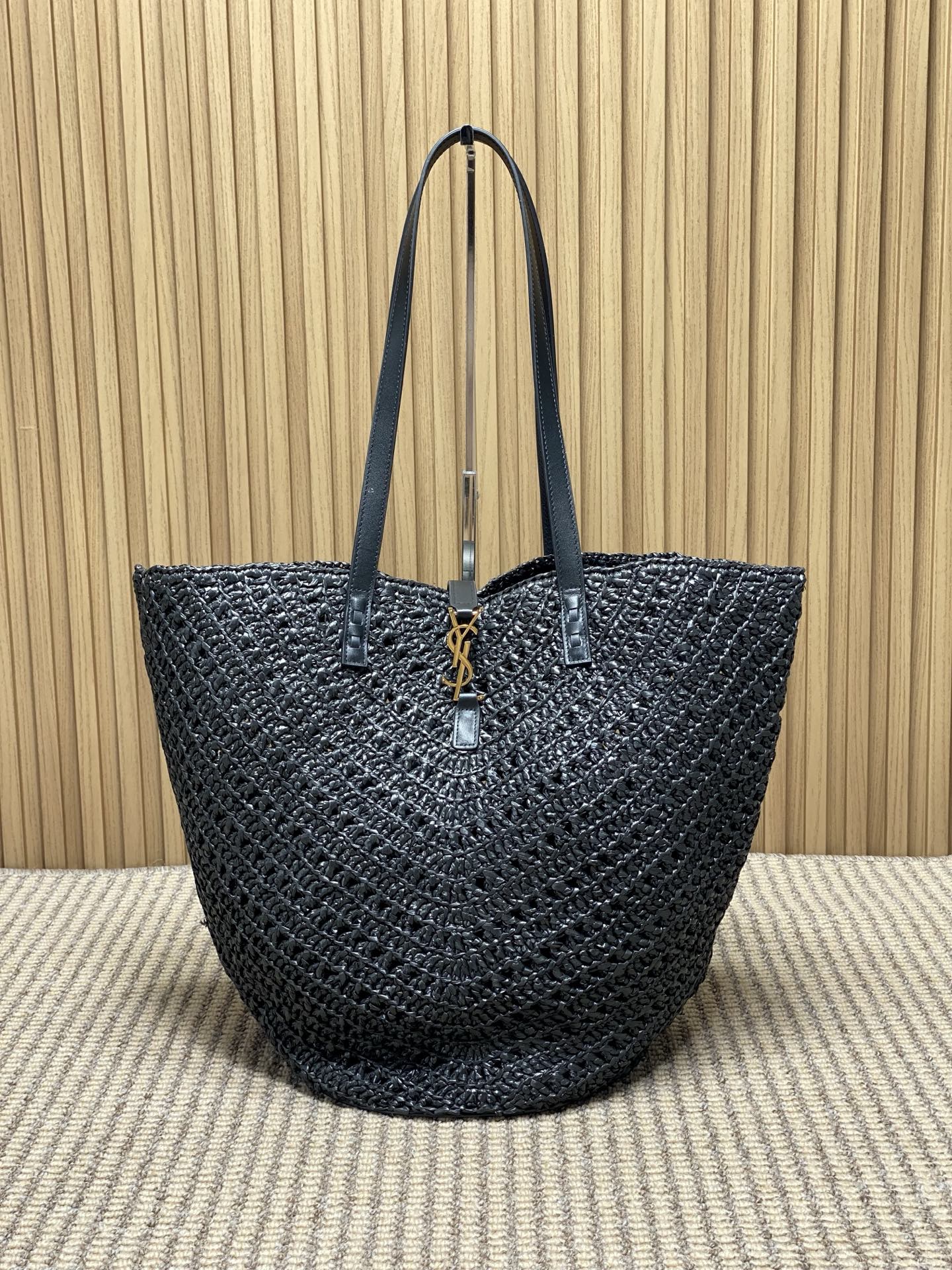 Yves Saint Laurent V-Tote en Paille Tressée, Élégance Décontractée pour l'Été
