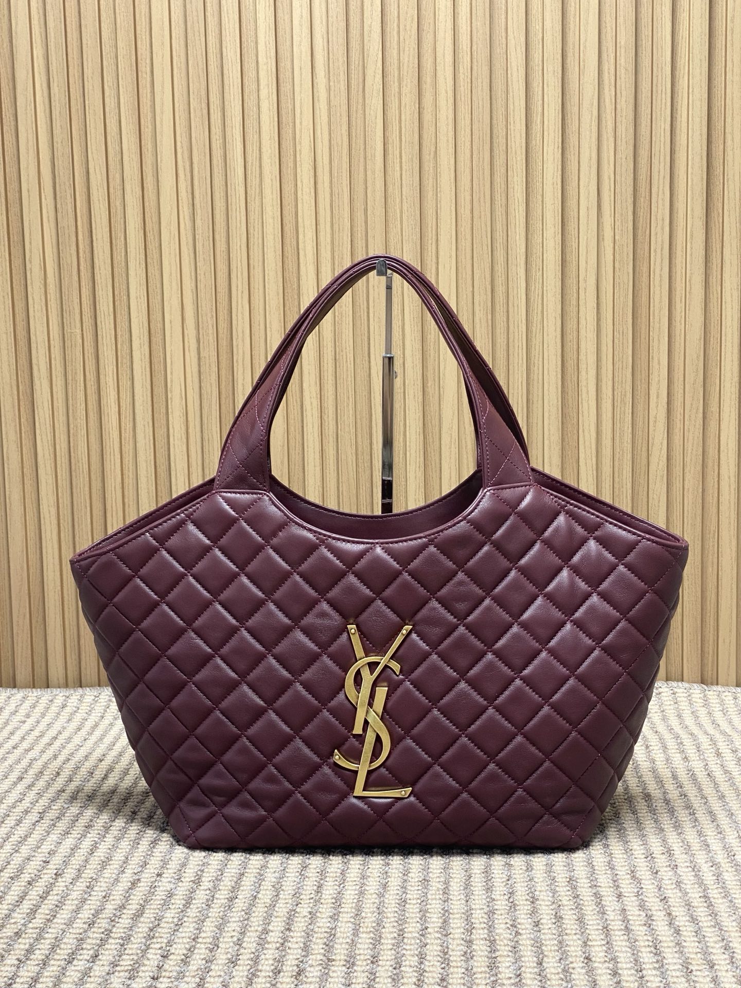 Yves Saint Laurent Icare Tote Small Bordo Handtas met Gouden Logo
