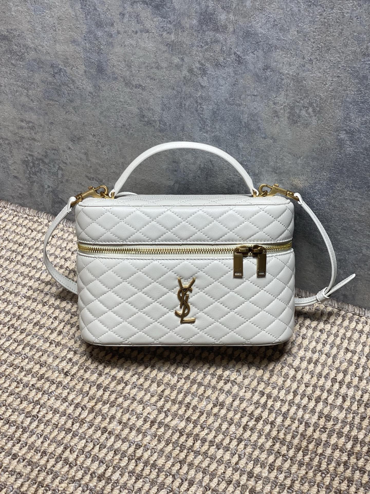 حقيبة مكياج Yves Saint Laurent Gaby كبيرة الحجم من جلد الغنم الأبيض