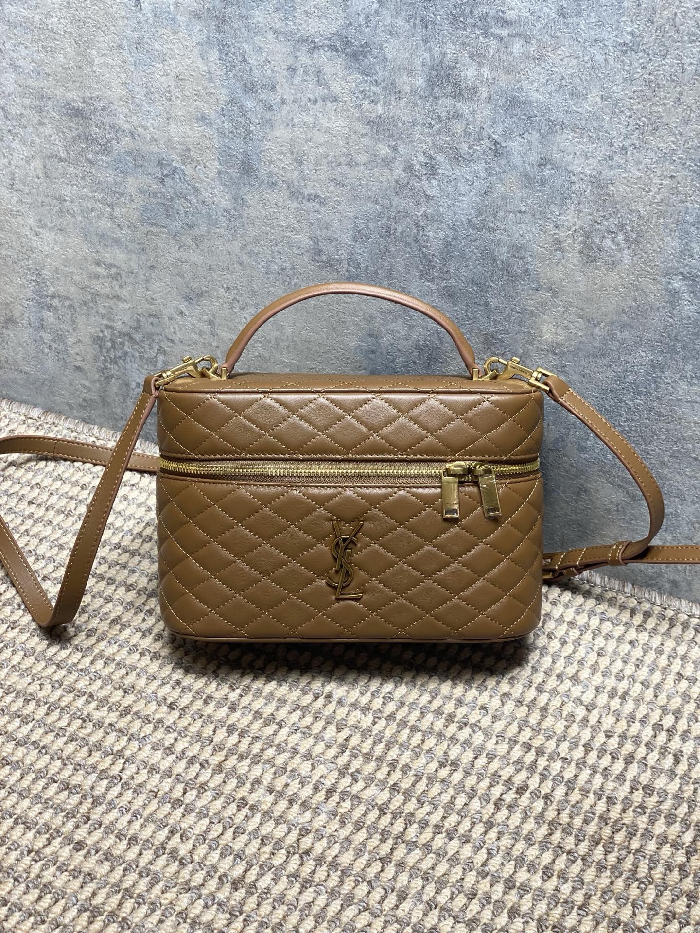 Yves Saint Laurent Gaby Sac Boîte en Cuir d'Agneau Matelassé Marron