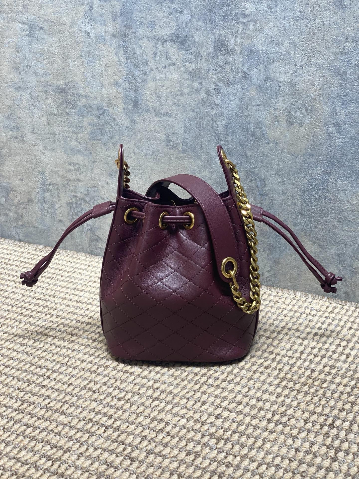 Yves Saint Laurent Le Cassandre Emmer Leren Bucket Bag met Ketting - Paars