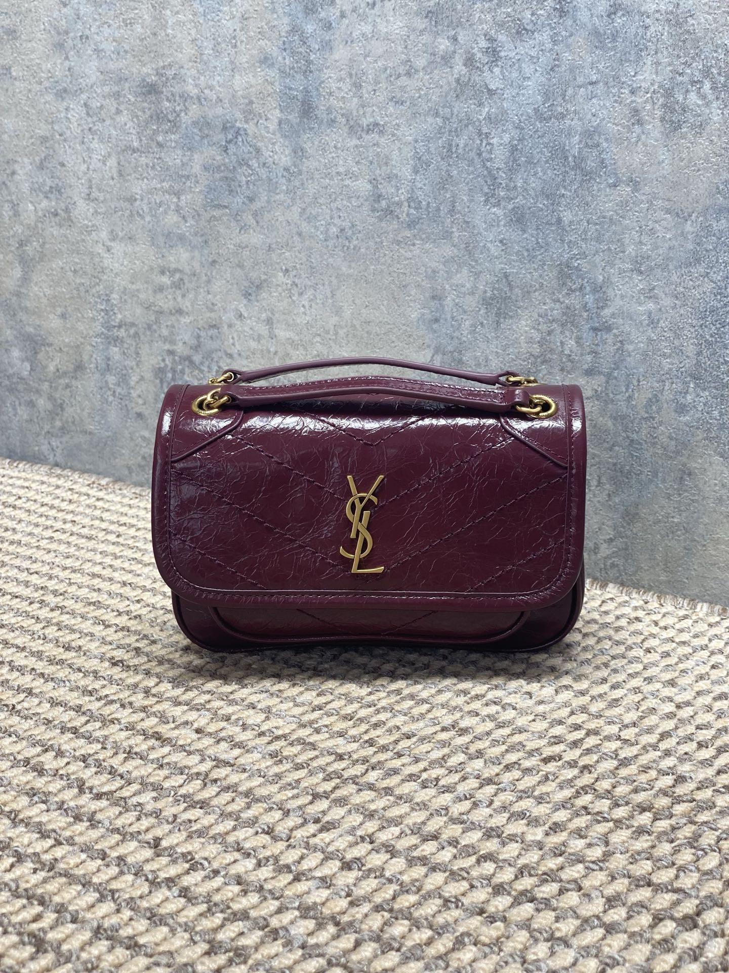 حقيبة يد صغيرة Yves Saint Laurent Niki من الجلد الزيتي العتيق - Burgundy