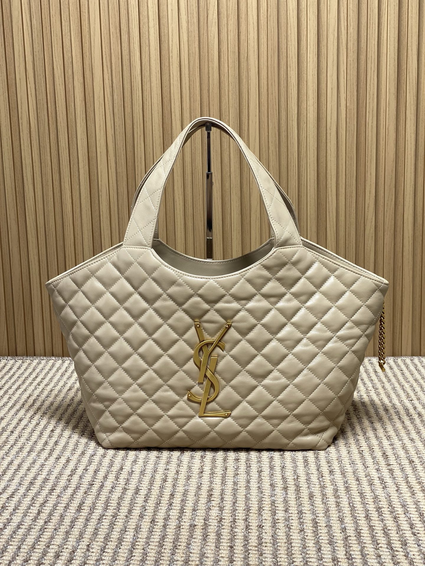 Yves Saint Laurent Icare Petit Sac Fourre-Tout en Cuir d'Agneau Beige