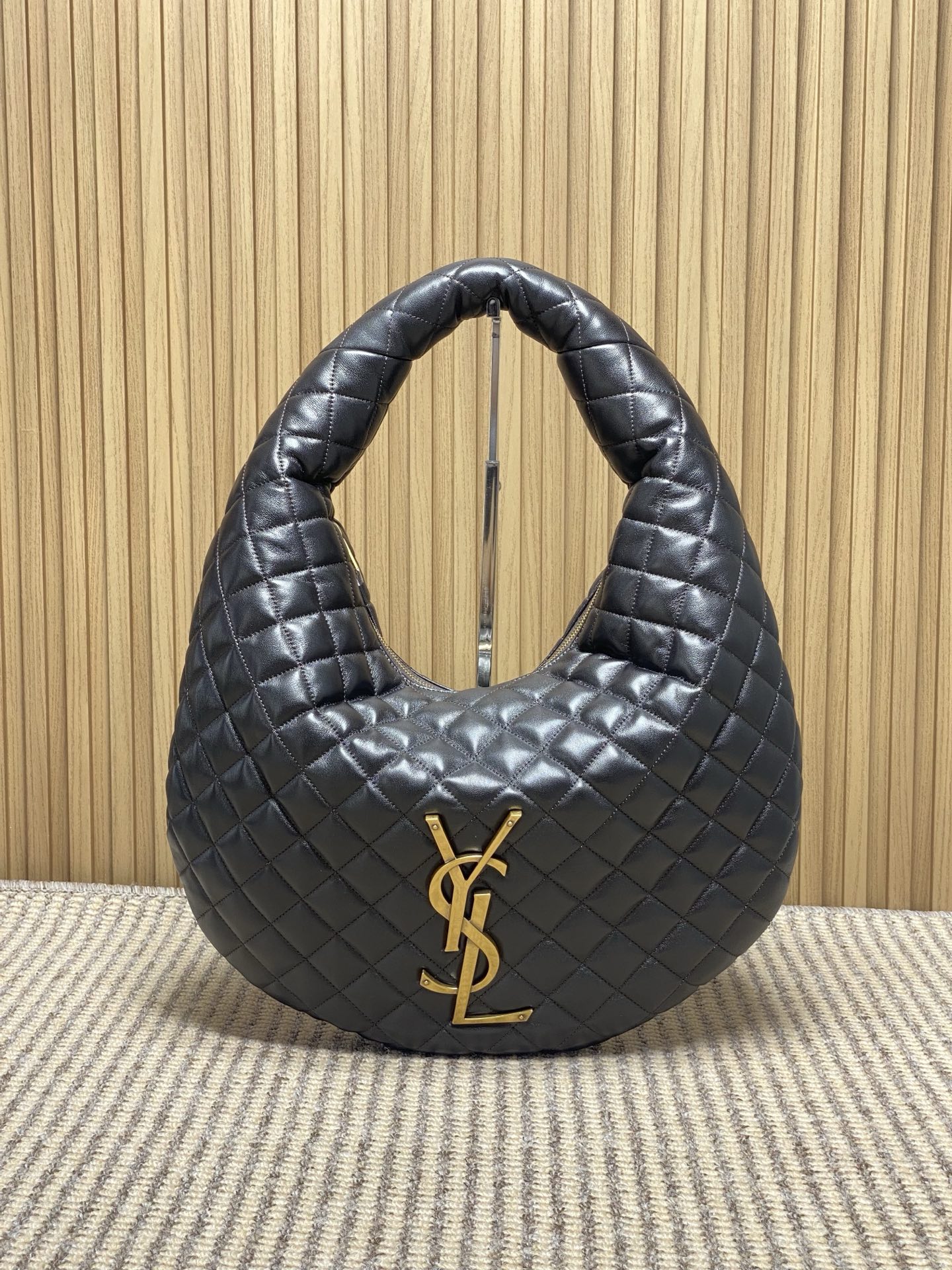 NO:851478,Coffee YSL lcarino armpit bag, 25 autumn and winter series, made of dark purple rhombus leather with golden YSL logo, retro and elegant. Half-moon design, with main compartment and zipper compartment inside, easy to store. It can be carried on the hand or on the shoulder, and can be easily used for commuting and leisure. Paired with leather jackets or long skirts in autumn and winter, it has both urban feel and elegance, and is a popular item this season!  Model 858160 Size 47x35x8/15 cm, YSL Saint Laurent premium original leather, saint laurent, saint laurent, skirts, leather jacket, cowhide, Hermes,19860909咖啡 YSL lcarino腋下包,25秋冬系列,选用深紫菱格牛皮搭配金色YSL标志,复古优雅.半月形设计,内部有主隔层和拉链隔层,收纳方便.可手提、单肩、都OK,通勤休闲都能轻松驾驭.秋冬搭配皮衣或长裙,都市感与优雅兼具,是本季热门单品！ 型号858160 尺寸47x35x8/15 cm,YSL圣罗兰特级原厂皮,saint laurent,saint laurent,skirts,leather jacket,cowhide,Hermes,,Bag