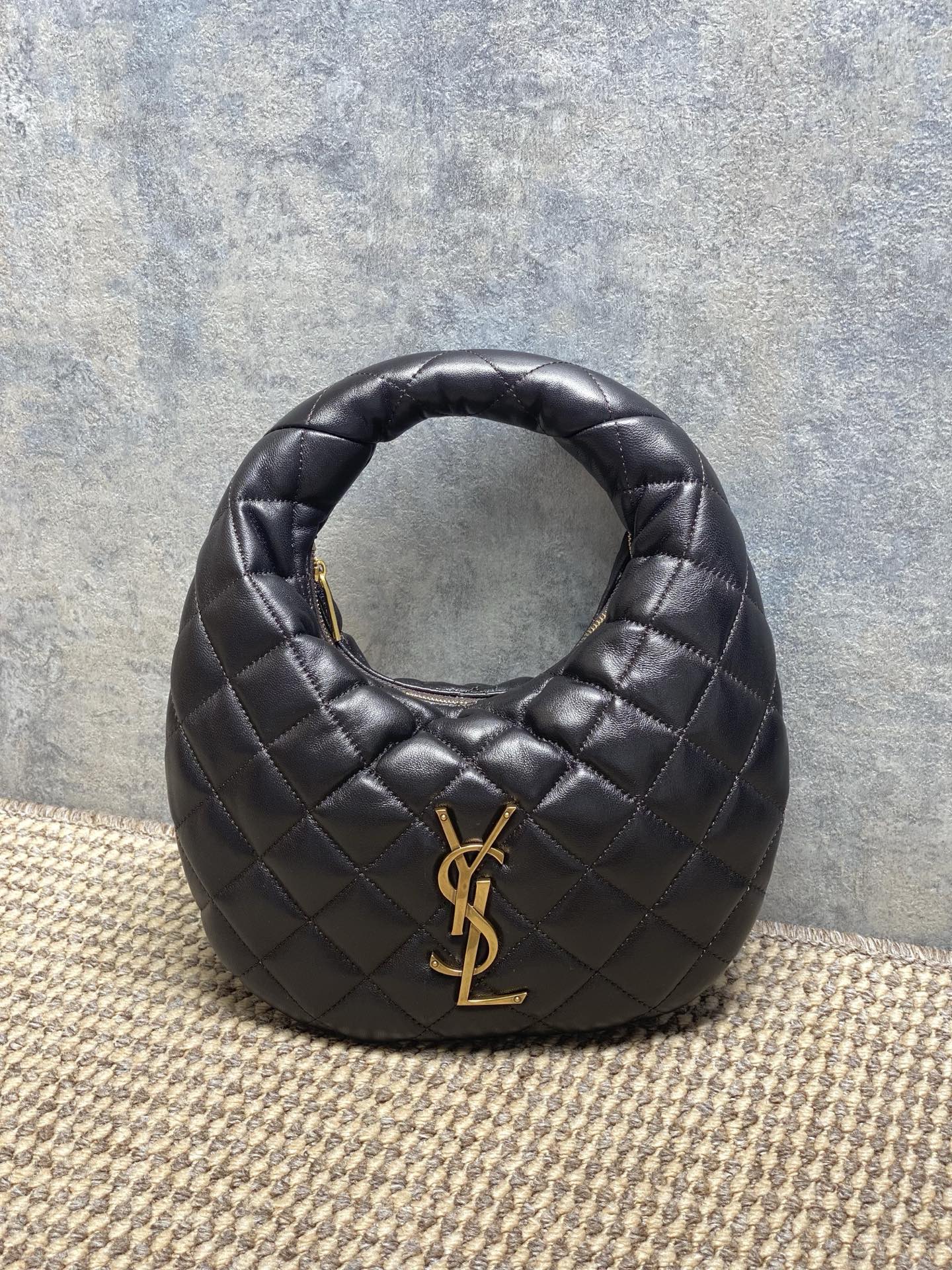 NO:851477,Coffee YSL ICARINO black gold small handbag, made of Napa sheepskin, feels super soft, classic diamond quilting + golden YSL logo, low-key and luxurious. Crescent-shaped design, portable or armpit back is very fashionable, easy to control for daily commuting and leisure. Zipper opening and closing is safer, the internal space is reasonable, practical and beautiful, it is a popular item of Yves Saint Laurent's CARE series, with a perfect French elegant atmosphere. Model 851689  Size 17x13x3cm, YSL Saint Laurent grade original leather, saint laurent, saint laurent, sheepskin, Hermes,19860909咖啡 YSL ICARINO黑金小号手袋,采用纳帕羊皮,手感超柔软,经典菱格纹绗缝+金色YSL标志,低调又奢华.月牙形设计,手提or腋下背都很时髦,日常通勤、休闲都能轻松驾驭.拉链开合更安全,内部空间合理,实用又美观,是圣罗兰 CARE系列的热门单品,法式优雅氛围感满分 型号851689 尺寸17x13x3cm,YSL圣罗兰特级原厂皮,saint laurent,saint laurent,sheepskin,Hermes,,Bag