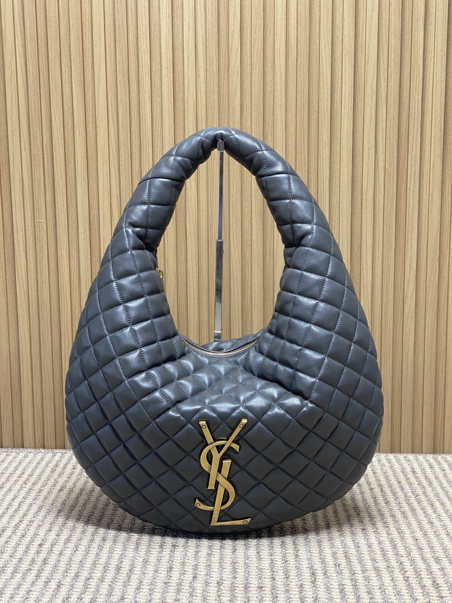 NO:851490,Urban gray YSL lcarino armpit bag, 25 autumn and winter series, made of dark purple rhombus leather with golden YSL logo, retro and elegant. Half-moon design, with main compartment and zipper compartment inside, easy to store. It can be carried on the hand or on the shoulder, and can be easily used for commuting and leisure. Paired with leather jackets or long skirts in autumn and winter, it has both urban feel and elegance, and is a popular item this season!  Model 858160 Size 47x35x8/15 cm, YSL Saint Laurent premium original leather, saint laurent, saint laurent, skirts, leather jacket, cowhide, Hermes,19860909都市灰 YSL lcarino腋下包,25秋冬系列,选用深紫菱格牛皮搭配金色YSL标志,复古优雅.半月形设计,内部有主隔层和拉链隔层,收纳方便.可手提、单肩、都OK,通勤休闲都能轻松驾驭.秋冬搭配皮衣或长裙,都市感与优雅兼具,是本季热门单品！ 型号858160 尺寸47x35x8/15 cm,YSL圣罗兰特级原厂皮,saint laurent,saint laurent,skirts,leather jacket,cowhide,Hermes,,Bag