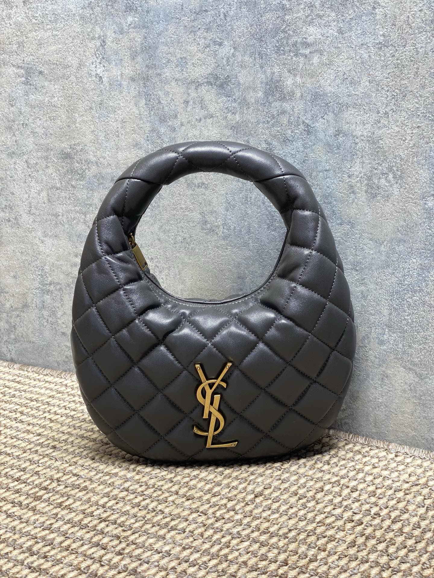NO:851489,Urban gray YSL ICARINO black gold small handbag, made of Napa sheepskin, feels super soft, classic diamond quilting + golden YSL logo, low-key and luxurious. Crescent-shaped design, portable or armpit back is very fashionable, easy to control for daily commuting and leisure. The zipper opening and closing is safer, the internal space is reasonable, practical and beautiful, it is a popular item in the Yves Saint Laurent CARE series, with a perfect French elegant atmosphere. Model 851689  Size 17x13x3cm, YSL Saint Laurent grade original leather, saint laurent, saint laurent, sheepskin, Hermes,19860909都市灰 YSL ICARINO黑金小号手袋,采用纳帕羊皮,手感超柔软,经典菱格纹绗缝+金色YSL标志,低调又奢华.月牙形设计,手提or腋下背都很时髦,日常通勤、休闲都能轻松驾驭.拉链开合更安全,内部空间合理,实用又美观,是圣罗兰 CARE系列的热门单品,法式优雅氛围感满分 型号851689 尺寸17x13x3cm,YSL圣罗兰特级原厂皮,saint laurent,saint laurent,sheepskin,Hermes,,Bag