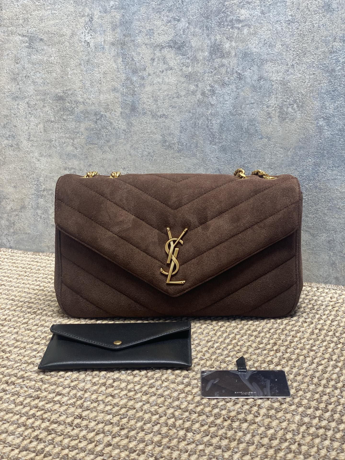 NO:812120,YSL LouLou chain bag, V-pattern quilted frosted suede, feels soft and durable. Gold YSL logo + chain shoulder strap, it can be carried as a handbag, on one shoulder, or as a crossbody, and can be easily carried on commuting and dating!  There is a detachable small card holder and a double-sided mirror inside, which is practical and considerate. The classic black and gold color scheme is versatile and timeless. It is the iconic design of the Yves Saint Laurent house and a must-have for fashionistas!  Code 801439 Size 29x17x8cm, YSL Saint Laurent grade original leather, saint laurent, saint laurent, Hermes,19860909YSL LouLou链条包,V纹绗缝磨砂反绒皮,手感柔软又耐用.金色YSL标志+链条肩带,手提、单肩、斜挎都OK,通勤约会都能轻松驾驭！内部有可拆卸小卡包和双面镜,实用又贴心.经典黑金配色,百搭不过时,是圣罗兰家的标志性设计,时髦精必入！ 编码801439 尺寸29x17x8cm,YSL圣罗兰特级原厂皮,saint laurent,saint laurent,Hermes,,Bag