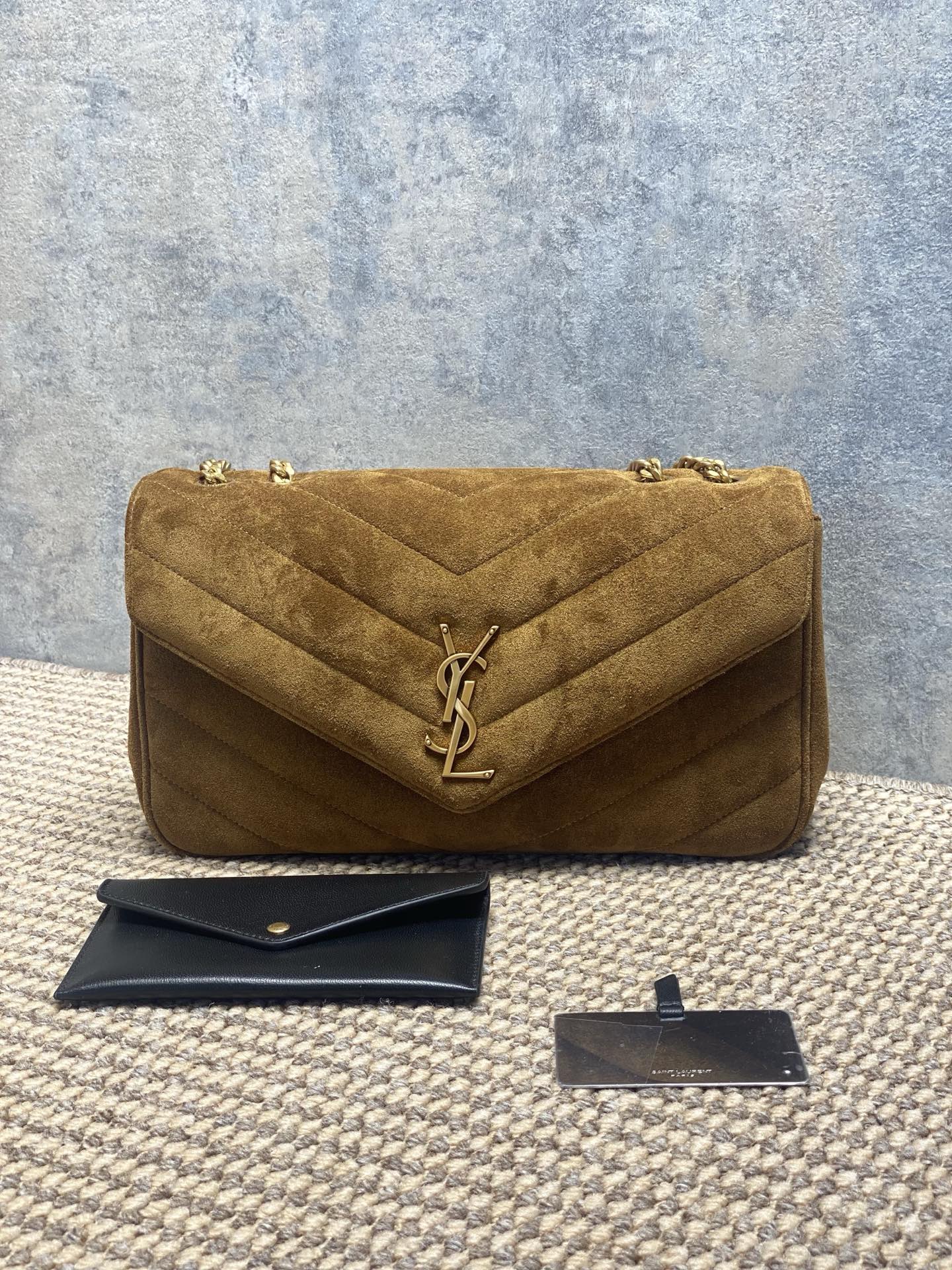 NO:812104,YSL LouLou chain bag, V-pattern quilted frosted suede, feels soft and durable. Gold YSL logo + chain shoulder strap, it can be carried as a handbag, on one shoulder, or as a crossbody, and can be easily carried on commuting and dating!  There is a detachable small card holder and a double-sided mirror inside, which is practical and considerate. The classic black and gold color scheme is versatile and timeless. It is the iconic design of the Yves Saint Laurent house and a must-have for fashionistas!  Code 801439 Size 29x17x8cm, YSL Saint Laurent grade original leather, saint laurent, saint laurent, Hermes,19860909YSL LouLou链条包,V纹绗缝磨砂反绒皮,手感柔软又耐用.金色YSL标志+链条肩带,手提、单肩、斜挎都OK,通勤约会都能轻松驾驭！内部有可拆卸小卡包和双面镜,实用又贴心.经典黑金配色,百搭不过时,是圣罗兰家的标志性设计,时髦精必入！ 编码801439 尺寸29x17x8cm,YSL圣罗兰特级原厂皮,saint laurent,saint laurent,Hermes,,Bag