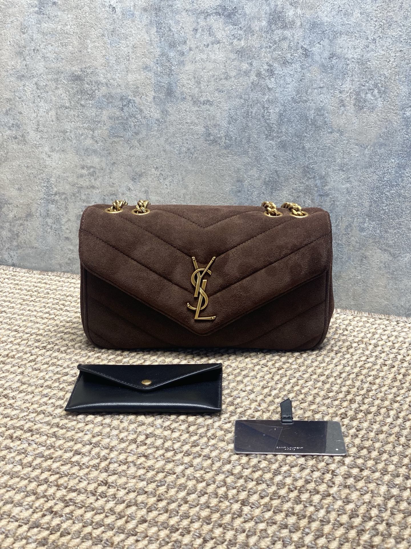 NO:812129,YSL LouLou chain bag, V-pattern quilted frosted suede, feels soft and durable. Gold YSL logo + chain shoulder strap, it can be carried as a handbag, on one shoulder, or as a crossbody, and can be easily carried on commuting and dating!  There is a detachable small card holder and a double-sided mirror inside, which is practical and considerate. The classic black and gold color scheme is versatile and timeless. It is the iconic design of the Yves Saint Laurent house and a must-have for fashionistas!  Code 801437 Size 24x14x6cm, YSL Saint Laurent grade original leather, saint laurent, saint laurent, Hermes,19860909YSL LouLou链条包,V纹绗缝磨砂反绒皮,手感柔软又耐用.金色YSL标志+链条肩带,手提、单肩、斜挎都OK,通勤约会都能轻松驾驭！内部有可拆卸小卡包和双面镜,实用又贴心.经典黑金配色,百搭不过时,是圣罗兰家的标志性设计,时髦精必入！ 编码801437 尺寸24x14x6cm,YSL圣罗兰特级原厂皮,saint laurent,saint laurent,Hermes,,Bag
