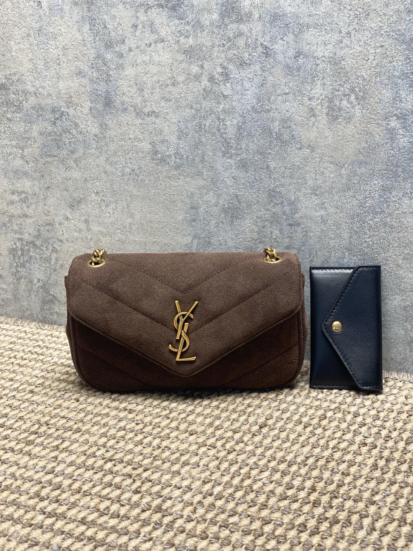 NO:812134,YSL LouLou mini chain bag, quilted frosted suede + gold logo, simple, elegant and super textured. V-shaped quilting technology, soft and durable, mini size and lightweight, perfect for daily travel or dates!  The adjustable metal chain allows you to switch between shoulder, cross-body and hand-held styles at will. The internal space is reasonable and can accommodate a mobile phone card holder. The classic black color is versatile and timeless. It is the iconic design of Yves Saint Laurent and a must-have for fashionistas!  Code 821749 Size 20x12x5cm, YSL Saint Laurent grade original leather, saint laurent, saint laurent, Hermes,19860909YSL LouLou迷你链条包,绗缝磨砂反绒皮+金色Logo,简约优雅超有质感.V字绗缝工艺,手感柔软又耐用,迷你尺寸轻便,日常出行或约会都很适合！可调节金属链条,单肩、斜挎、手提随心切换,内部空间合理,手机卡包都能装下.经典黑色百搭不过时,是圣罗兰标志性设计,时髦精必入！ 编码821749 尺寸20x12x5cm,YSL圣罗兰特级原厂皮,saint laurent,saint laurent,Hermes,,Bag