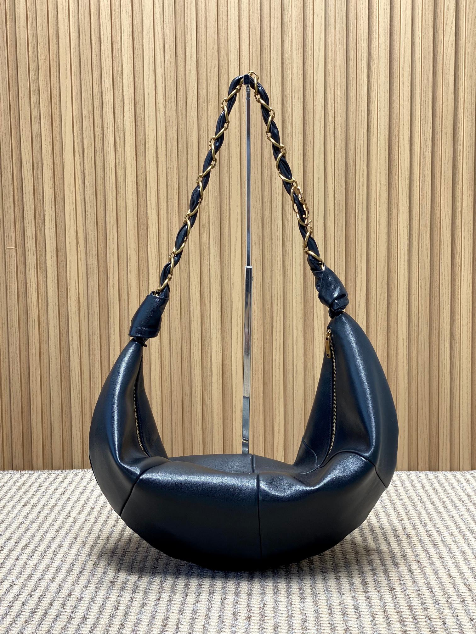 NO:851378,YSL Amalia croissant bag, black sheepskin and metal chain shoulder strap, simple and very recognizable!  The crescent-shaped design is lazy and casual, with moderate capacity, which is suitable for commuting and going out on the street. The chain shoulder strap is adjustable and looks good when carried under the arm or across the body. The leather is soft and lightweight, practical and fashionable. It is a popular item in the Yves Saint Laurent 25 Spring series, with full marks for fashion sense!  Size: 23-62x28x4cm Model 862210, YSL Saint Laurent grade original leather, saint laurent, saint laurent, sheepskin, Hermes,19860909YSLAmalia牛角包,黑色羊皮一金属链条肩带,简约又超有辨识度！新月形设计慵懒随性,容量适中,通勤出街都很OK链条肩带可调节,腋下背or斜挎都好看,皮革柔软轻便,实用又时髦,是圣罗兰25Spring系列的热门单品,时尚感满分！ 尺寸:23-62x28x4cm 型号862210,YSL圣罗兰特级原厂皮,saint laurent,saint laurent,sheepskin,Hermes,,Bag