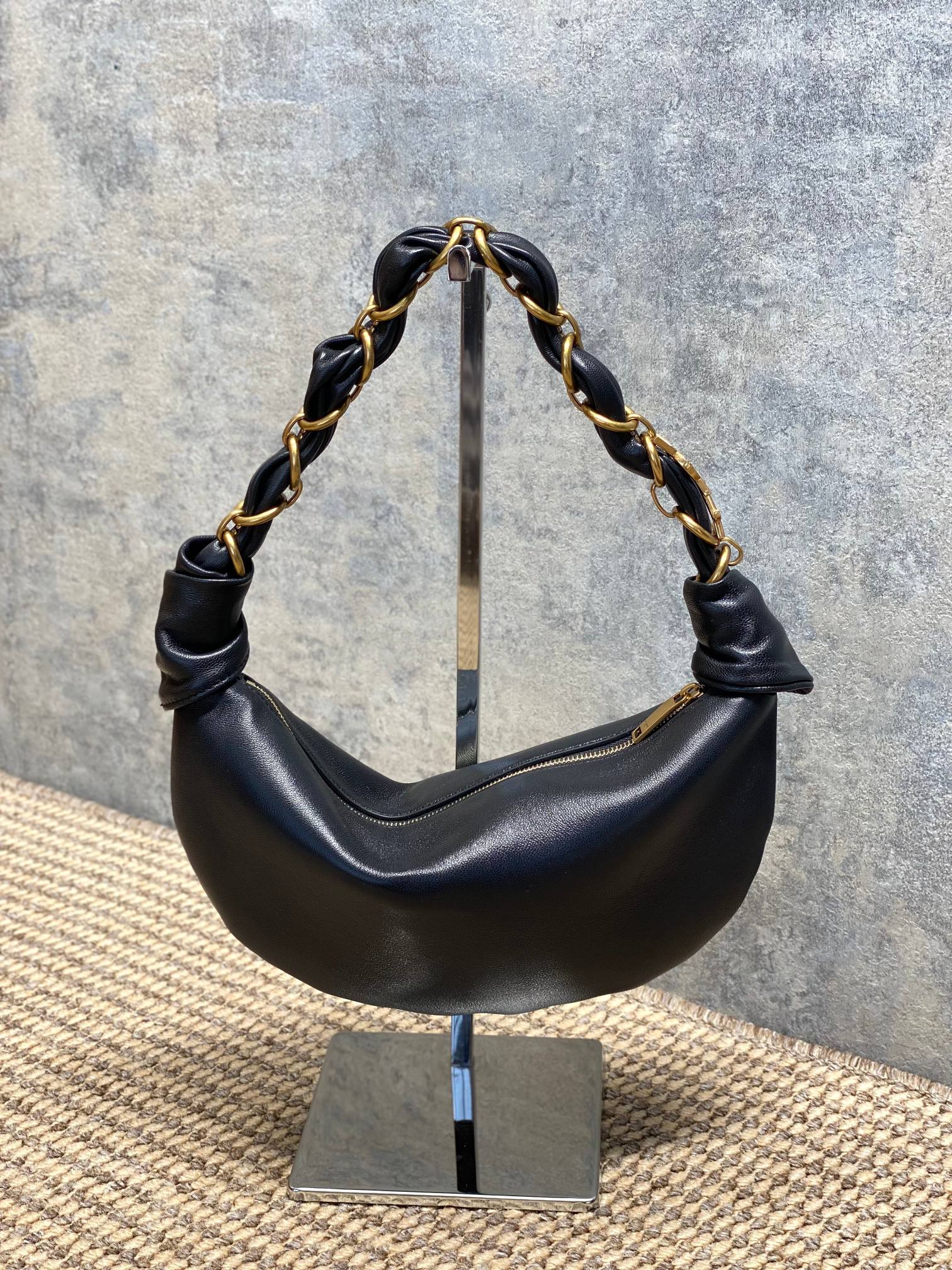 NO:851508,The YSL 26S5 Amalia handbag is made of fine dyed lambskin, which feels super soft to the touch. The metal winding handle design has a texture score of 6, which is rebellious and elegant. The black bag body is low-key and versatile, and can be easily used in daily or formal occasions. The armpit bag shape is moderate in capacity, practical and fashionable, and the shoulder strap details are very recognizable. It is the highlight of the Yves Saint Laurent 2655 series!  Size 19x13x10cm Model 862558, YSL Saint Laurent grade original leather, saint laurent, saint laurent, sheepskin, Hermes,19860909YSL 26S5 Amalia手袋,选用细腻侵染小羊皮,手感超柔软,质感满分6金属缠绕手柄设计,叛逆又优雅,黑色包身低调百搭,日常或正式场合都能轻松驾驭.腋下包造型,容量适中,实用又时髦,肩带细节超有辨识度,是圣罗兰2655系列的亮点单品！ 尺寸19x13x10cm 型号862558,YSL圣罗兰特级原厂皮,saint laurent,saint laurent,sheepskin,Hermes,,Bag