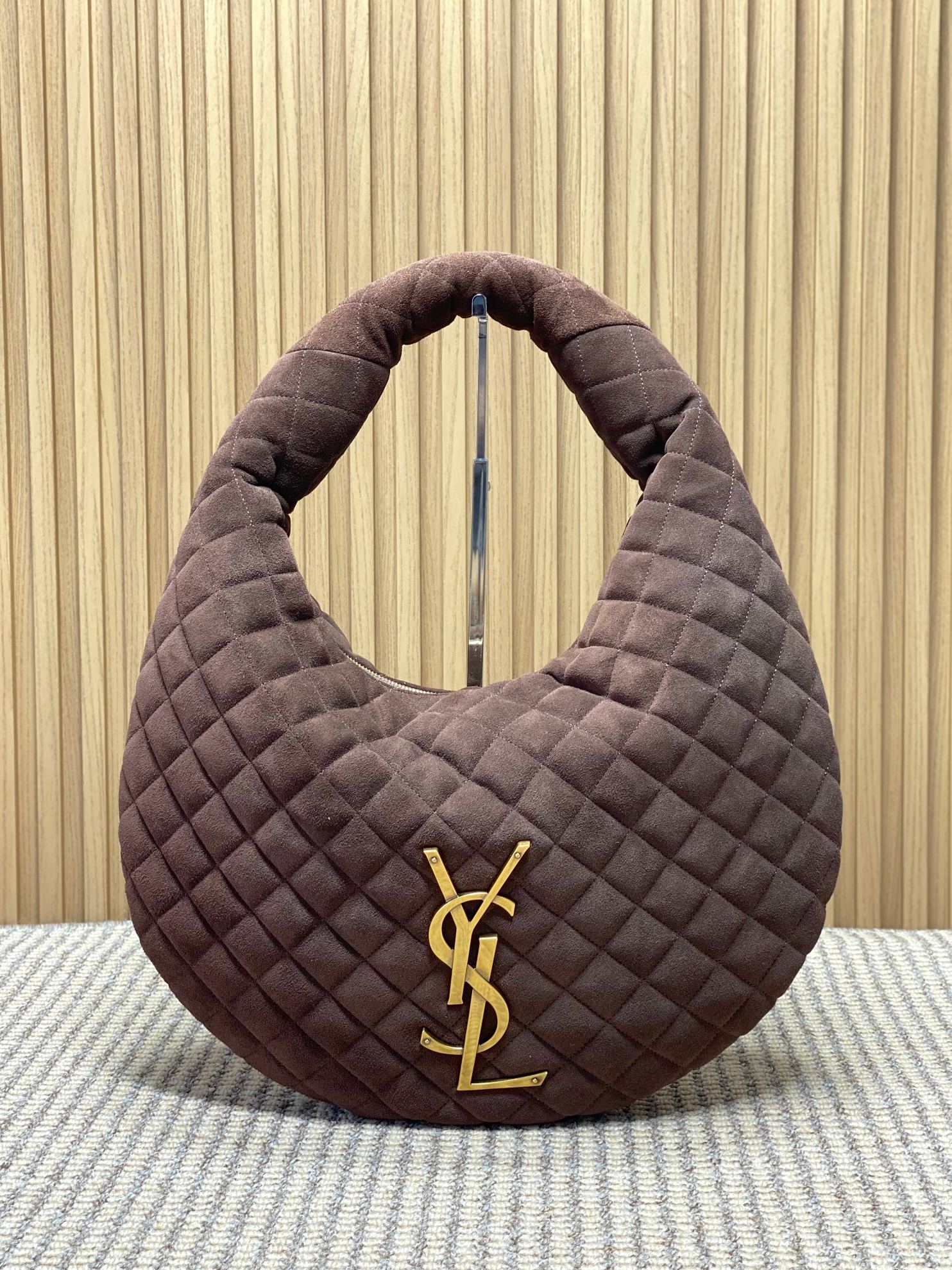 NO:851446,Brown YSL lcarino armpit bag, 25 autumn and winter series, made of dark purple rhombus leather with golden YSL logo, retro and elegant. Half-moon design, with main compartment and zipper compartment inside, easy to store. It can be carried on the hand or on the shoulder, and can be easily used for commuting and leisure. Paired with leather jackets or long skirts in autumn and winter, it has both urban feel and elegance, and is a popular item this season!  Model 858160 Size 47x35x8/15 cm, YSL Saint Laurent premium original leather, saint laurent, saint laurent, skirts, leather jacket, cowhide, Hermes,19860909咖啡色 YSL lcarino腋下包,25秋冬系列,选用深紫菱格牛皮搭配金色YSL标志,复古优雅.半月形设计,内部有主隔层和拉链隔层,收纳方便.可手提、单肩、都OK,通勤休闲都能轻松驾驭.秋冬搭配皮衣或长裙,都市感与优雅兼具,是本季热门单品！ 型号858160 尺寸47x35x8/15 cm,YSL圣罗兰特级原厂皮,saint laurent,saint laurent,skirts,leather jacket,cowhide,Hermes,,Bag