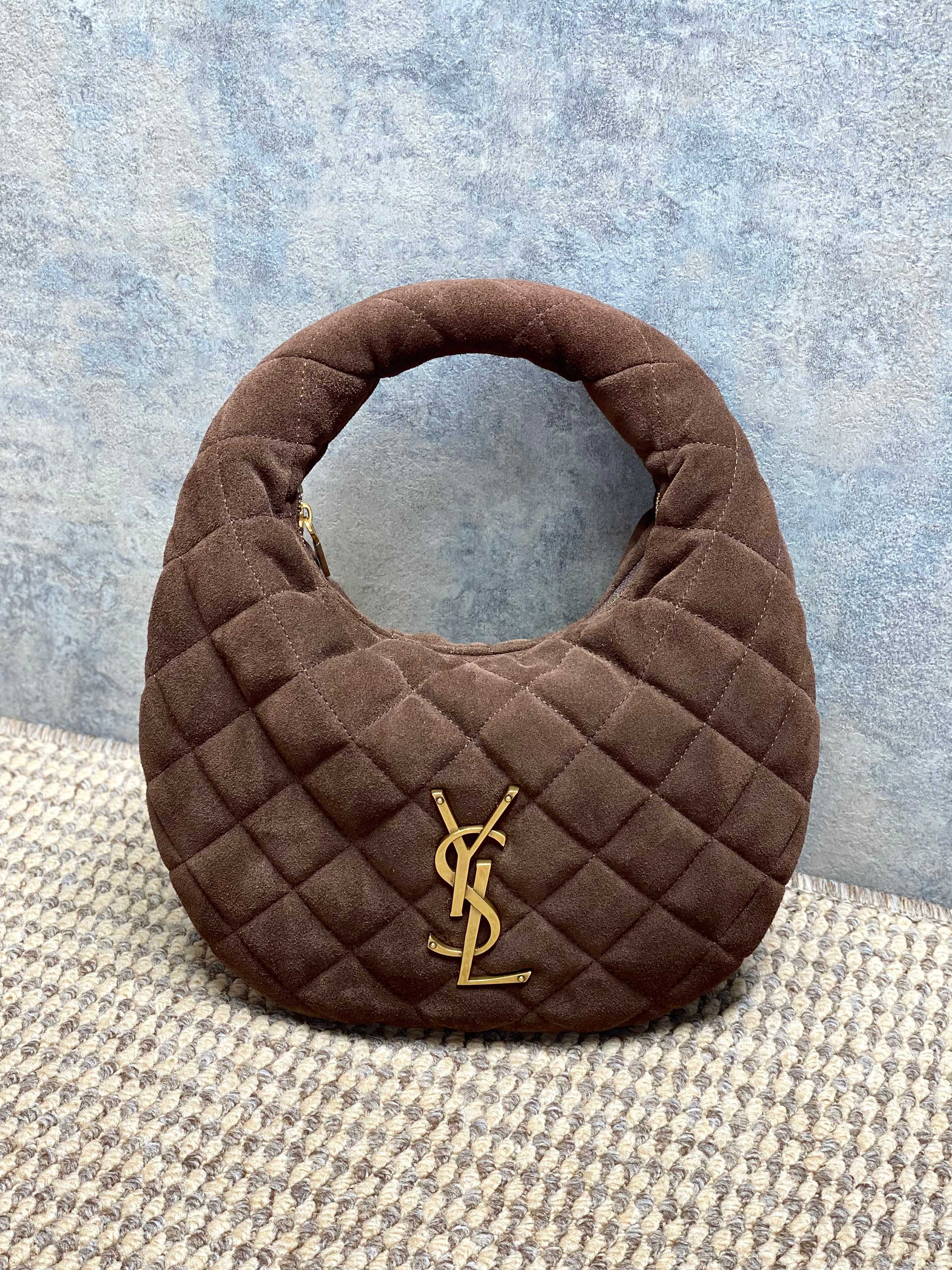 NO:851557,Brown YSL ICARINO small handbag, made of frosted suede leather, super soft to the touch, classic diamond quilting + golden YSL logo, low-key and luxurious. Crescent-shaped design, portable or armpit back is very fashionable, easy to control for daily commuting and leisure. The zipper opening and closing is safer, the internal space is reasonable, practical and beautiful, it is a popular item in the Yves Saint Laurent CARE series, with a perfect French elegant atmosphere. Model 851689  Size 17x13x3cm, YSL Saint Laurent grade original leather, saint laurent, saint laurent, Hermes,19860909咖啡色 YSL ICARINO小号手袋,采用磨砂反绒皮,手感超柔软,经典菱格纹绗缝+金色YSL标志,低调又奢华.月牙形设计,手提or腋下背都很时髦,日常通勤、休闲都能轻松驾驭.拉链开合更安全,内部空间合理,实用又美观,是圣罗兰 CARE系列的热门单品,法式优雅氛围感满分 型号851689 尺寸17x13x3cm,YSL圣罗兰特级原厂皮,saint laurent,saint laurent,Hermes,,Bag