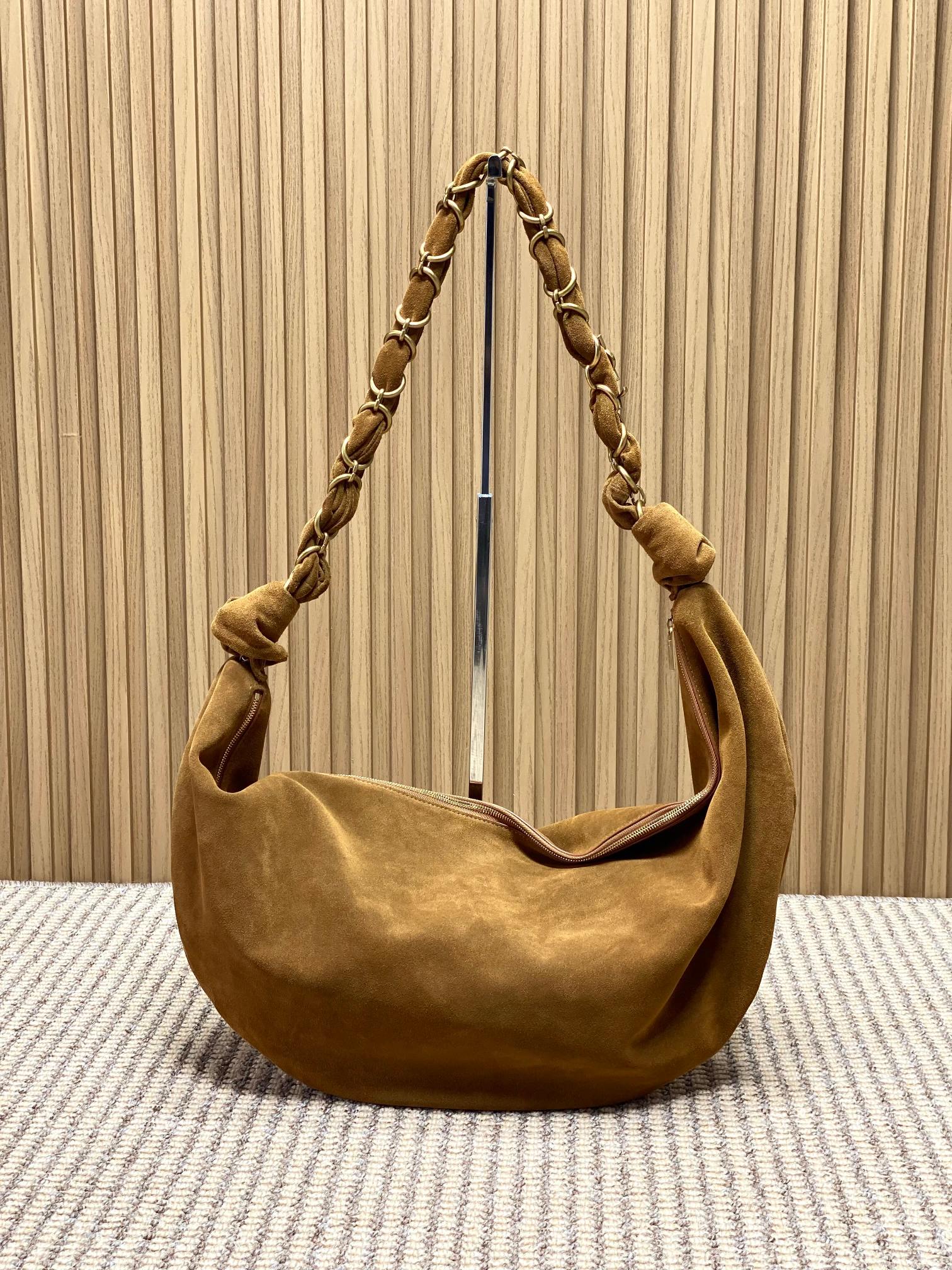 NO:851387,Caramel YSL Amalia croissant bag, suede nubuck leather and metal chain shoulder strap, simple and highly recognizable!  The crescent-shaped design is lazy and casual, with moderate capacity, which is suitable for commuting and going out on the street. The chain shoulder strap is adjustable and looks good when carried under the arm or across the body. The leather is soft and lightweight, practical and fashionable. It is a popular item in the Yves Saint Laurent 25 Spring series, with full marks for fashion sense!  Size: 23-62x28x4cm Model 862210, YSL Saint Laurent grade original leather, saint laurent, saint laurent, Hermes,19860909焦糖 YSL Amalia牛角包,反绒磨砂皮一金属链条肩带,简约又超有辨识度！新月形设计慵懒随性,容量适中,通勤出街都很OK链条肩带可调节,腋下背or斜挎都好看,皮革柔软轻便,实用又时髦,是圣罗兰25Spring系列的热门单品,时尚感满分！ 尺寸:23-62x28x4cm 型号862210,YSL圣罗兰特级原厂皮,saint laurent,saint laurent,Hermes,,Bag