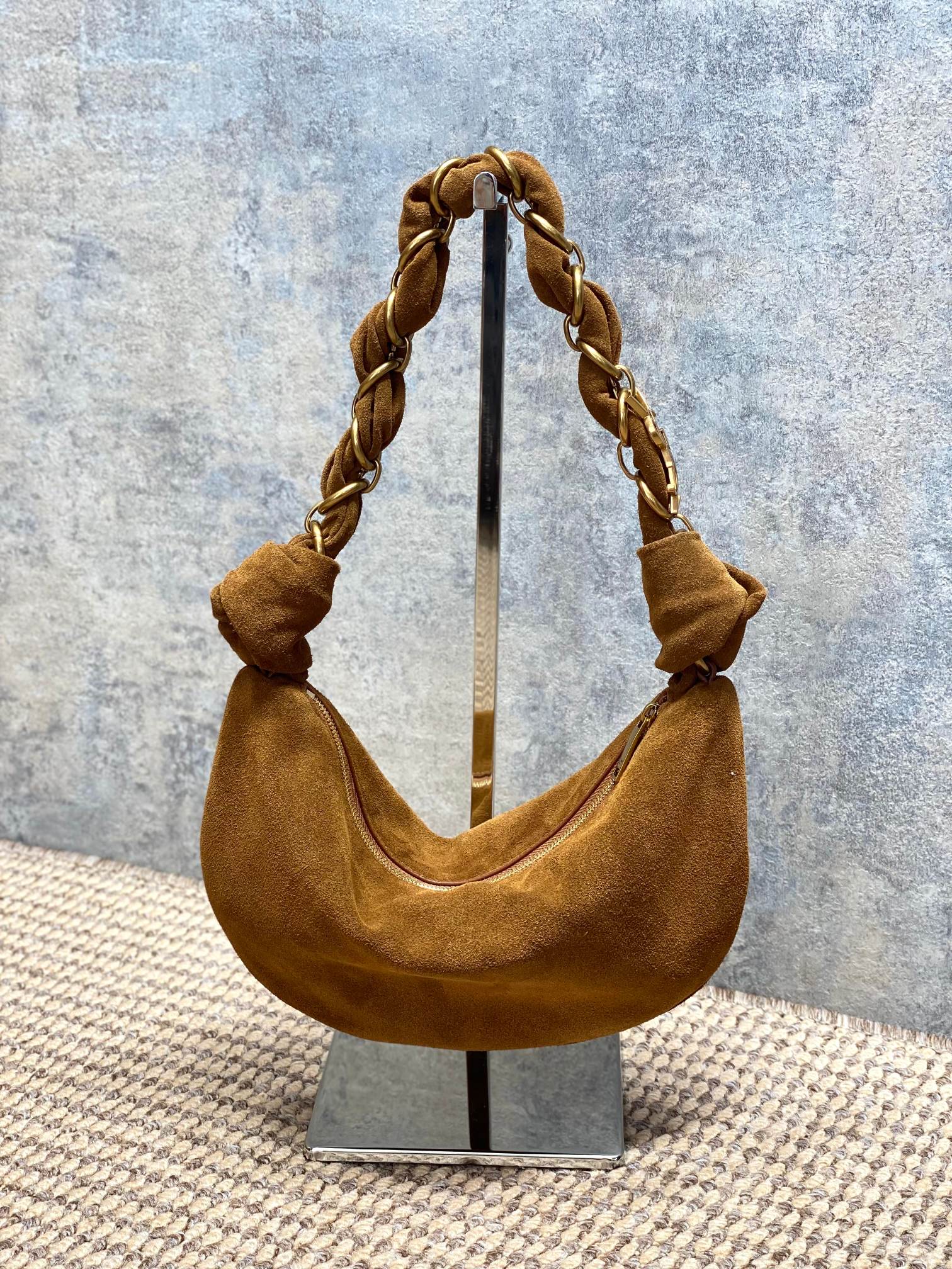 NO:851519,Caramel YSL 26S5 Amalia handbag, made of fine dyed suede nubuck leather, feels super soft, and has a perfect texture of 6. The metal winding handle design is rebellious and elegant. The black bag body is low-key and versatile, and can be easily carried on daily or formal occasions. The armpit bag shape is moderate in capacity, practical and fashionable, and the shoulder strap details are very recognizable. It is the highlight of the Yves Saint Laurent 2655 series!  Size 19x13x10cm Model 862558, YSL Saint Laurent grade original leather, saint laurent, saint laurent, Hermes,19860909焦糖 YSL 26S5 Amalia手袋,选用细腻侵染反绒磨砂皮,手感超柔软,质感满分6金属缠绕手柄设计,叛逆又优雅,黑色包身低调百搭,日常或正式场合都能轻松驾驭.腋下包造型,容量适中,实用又时髦,肩带细节超有辨识度,是圣罗兰2655系列的亮点单品！ 尺寸19x13x10cm 型号862558,YSL圣罗兰特级原厂皮,saint laurent,saint laurent,Hermes,,Bag