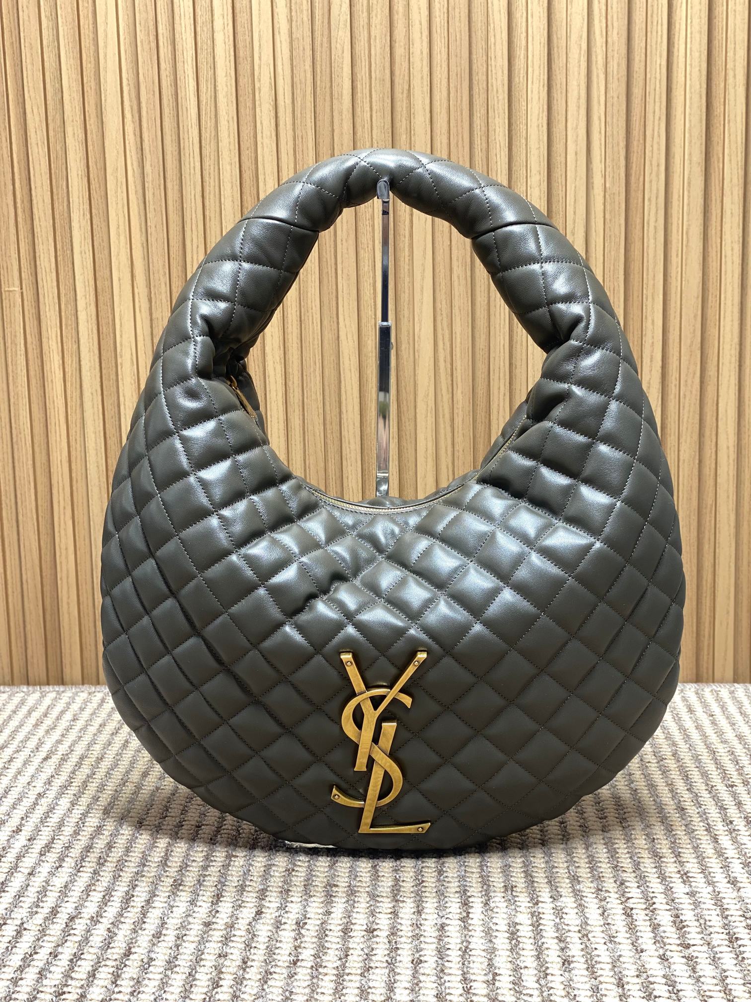 NO:851512,Musk green YSL lcarino armpit bag, 25 autumn and winter series, made of dark purple rhombus leather with golden YSL logo, retro and elegant. Half-moon design, with main compartment and zipper compartment inside, easy to store. It can be carried on the hand or on the shoulder, and can be easily used for commuting and leisure. Paired with leather jackets or long skirts in autumn and winter, it has both urban feel and elegance, and is a popular item this season!  Model 858160 Size 47x35x8/15 cm, YSL Saint Laurent premium original leather, saint laurent, saint laurent, skirts, leather jacket, cowhide, Hermes,19860909麝香绿 YSL lcarino腋下包,25秋冬系列,选用深紫菱格牛皮搭配金色YSL标志,复古优雅.半月形设计,内部有主隔层和拉链隔层,收纳方便.可手提、单肩、都OK,通勤休闲都能轻松驾驭.秋冬搭配皮衣或长裙,都市感与优雅兼具,是本季热门单品！ 型号858160 尺寸47x35x8/15 cm,YSL圣罗兰特级原厂皮,saint laurent,saint laurent,skirts,leather jacket,cowhide,Hermes,,Bag