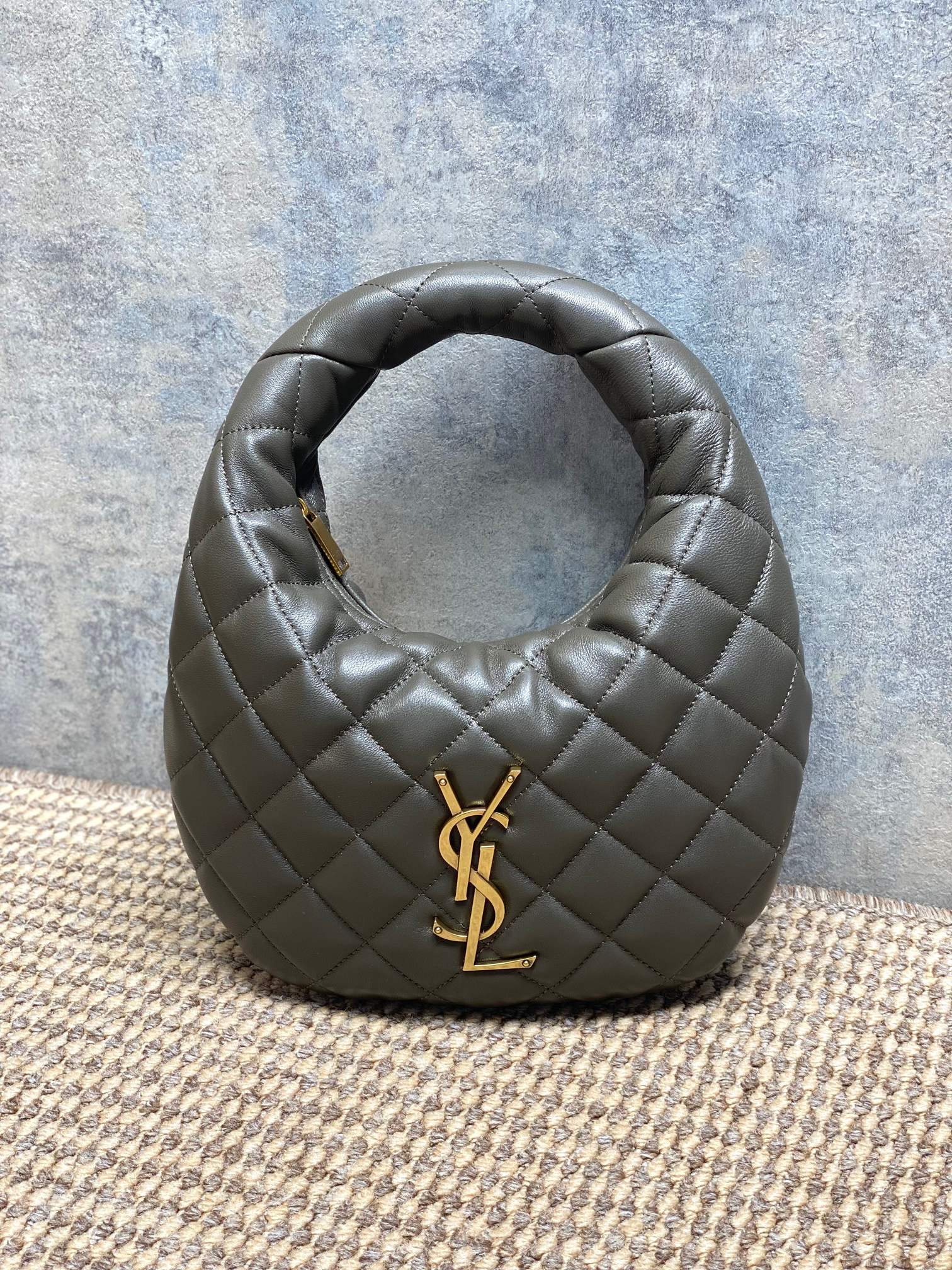 NO:851510,Musk green YSL ICARINO black gold small handbag, made of nappa sheepskin, feels super soft, classic diamond quilting + golden YSL logo, low-key and luxurious. Crescent-shaped design, portable or armpit back is very fashionable, easy to control for daily commuting and leisure. The zipper opening and closing is safer, the internal space is reasonable, practical and beautiful, it is a popular item in the Yves Saint Laurent CARE series, with a perfect French elegant atmosphere. Model 851689  Size 17x13x3cm, YSL Saint Laurent grade original leather, saint laurent, saint laurent, sheepskin, Hermes,19860909麝香绿 YSL ICARINO黑金小号手袋,采用纳帕羊皮,手感超柔软,经典菱格纹绗缝+金色YSL标志,低调又奢华.月牙形设计,手提or腋下背都很时髦,日常通勤、休闲都能轻松驾驭.拉链开合更安全,内部空间合理,实用又美观,是圣罗兰 CARE系列的热门单品,法式优雅氛围感满分 型号851689 尺寸17x13x3cm,YSL圣罗兰特级原厂皮,saint laurent,saint laurent,sheepskin,Hermes,,Bag
