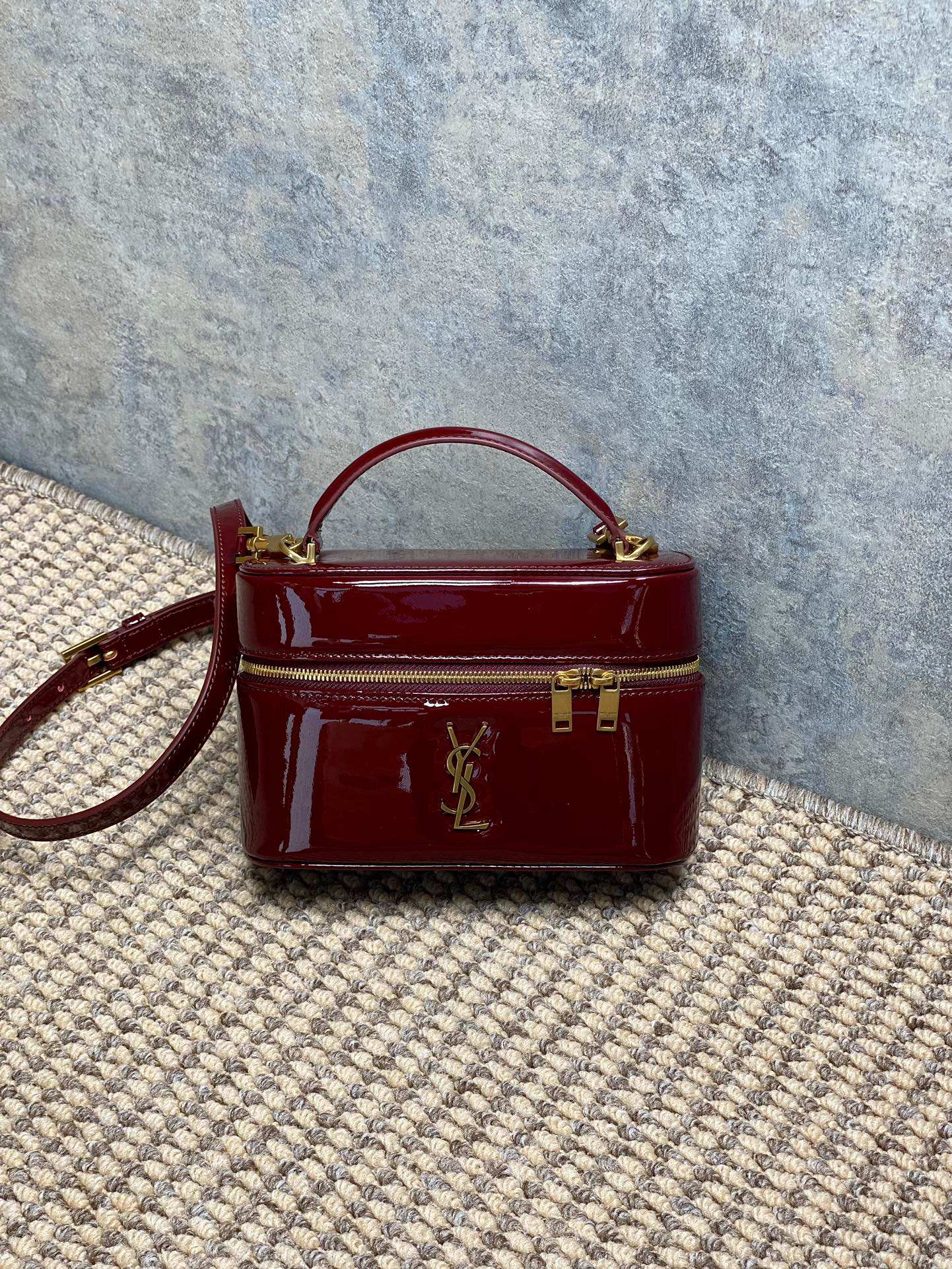 NO:938717,YSL Gaby Vanity patent leather box bag, maroon patent leather + gold logo, simple and highly recognizable. Diamond pattern design, smooth to the touch, OK to carry, shoulder or cross-body, can be easily carried for commuting or dinner. The interior space is small but super packed, daily small items and cosmetics can be stored, practical and fashionable!  Patent leather material, paired with dark colors in autumn and winter, is super rounded. It is a classic and popular model of YSL. It has both fashion and function. I really recommend it!  Code 766731 Size 18x11x6.5cm, YSL Saint Laurent grade original leather, saint laurent, saint laurent, Hermes,19860909YSL Gaby Vanity漆皮盒子包,枣红漆皮+金色Logo,简约又超有辨识度.菱格纹设计,手感光滑,手提、单肩、斜挎都OK,通勤或晚宴都能轻松驾驭.内部空间虽小但超能装,日常小物、化妆品都能收纳,实用又时髦！漆皮材质秋冬搭配深色系超有围感,是YSL经典热门款,时尚与功能兼备,真的很推荐！ 编码766731 尺寸18x11x6.5cm,YSL圣罗兰特级原厂皮,saint laurent,saint laurent,Hermes,,Bag