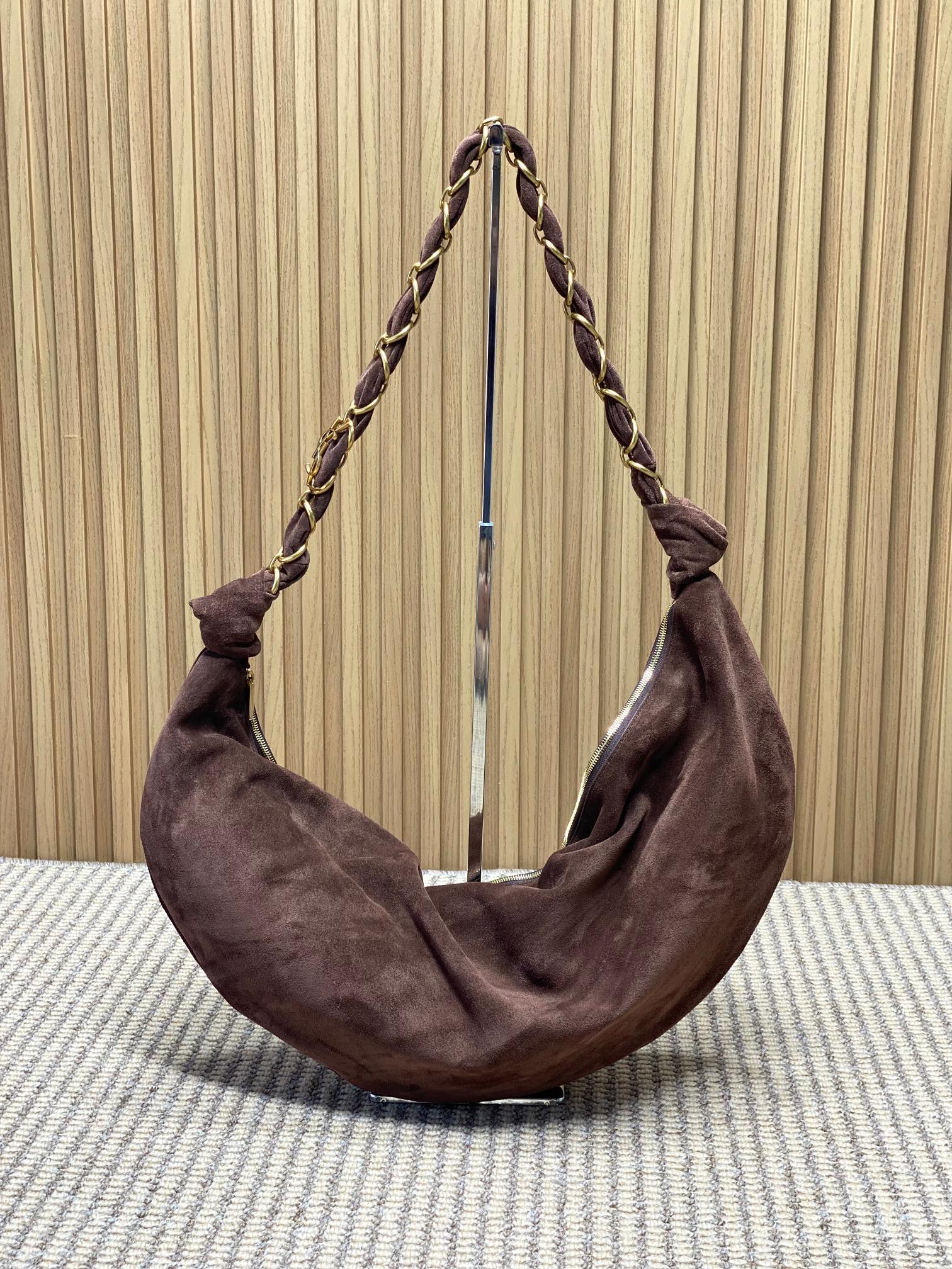 NO:851397,Coffee YSL Amalia croissant bag, suede nubuck leather and metal chain shoulder strap, simple and super recognizable!  The crescent-shaped design is lazy and casual, with moderate capacity, which is suitable for commuting and going out on the street. The chain shoulder strap is adjustable and looks good when carried under the arm or across the body. The leather is soft and lightweight, practical and fashionable. It is a popular item in the Yves Saint Laurent 25 Spring series, with full marks for fashion sense!  Size: 23-62x28x4cm Model 862210, YSL Saint Laurent grade original leather, saint laurent, saint laurent, Hermes,19860909咖啡 YSL Amalia牛角包,反绒磨砂皮一金属链条肩带,简约又超有辨识度！新月形设计慵懒随性,容量适中,通勤出街都很OK链条肩带可调节,腋下背or斜挎都好看,皮革柔软轻便,实用又时髦,是圣罗兰25Spring系列的热门单品,时尚感满分！ 尺寸:23-62x28x4cm 型号862210,YSL圣罗兰特级原厂皮,saint laurent,saint laurent,Hermes,,Bag