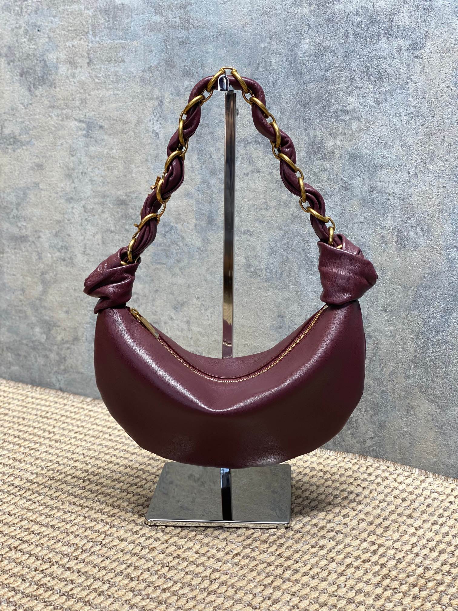 NO:851442,The maroon YSL 26S5 Amalia handbag is made of fine dyed lambskin. It feels super soft and has a perfect texture of 6. The metal winding handle design is rebellious and elegant. The black bag body is low-key and versatile, and can be easily used in daily or formal occasions. The armpit bag shape is moderate in capacity, practical and fashionable, and the shoulder strap details are very recognizable. It is the highlight of the Yves Saint Laurent 2655 series!  Size 19x13x10cm Model 862558, YSL Saint Laurent grade original leather, saint laurent, saint laurent, sheepskin, Hermes,19860909枣红 YSL 26S5 Amalia手袋,选用细腻侵染小羊皮,手感超柔软,质感满分6金属缠绕手柄设计,叛逆又优雅,黑色包身低调百搭,日常或正式场合都能轻松驾驭.腋下包造型,容量适中,实用又时髦,肩带细节超有辨识度,是圣罗兰2655系列的亮点单品！ 尺寸19x13x10cm 型号862558,YSL圣罗兰特级原厂皮,saint laurent,saint laurent,sheepskin,Hermes,,Bag