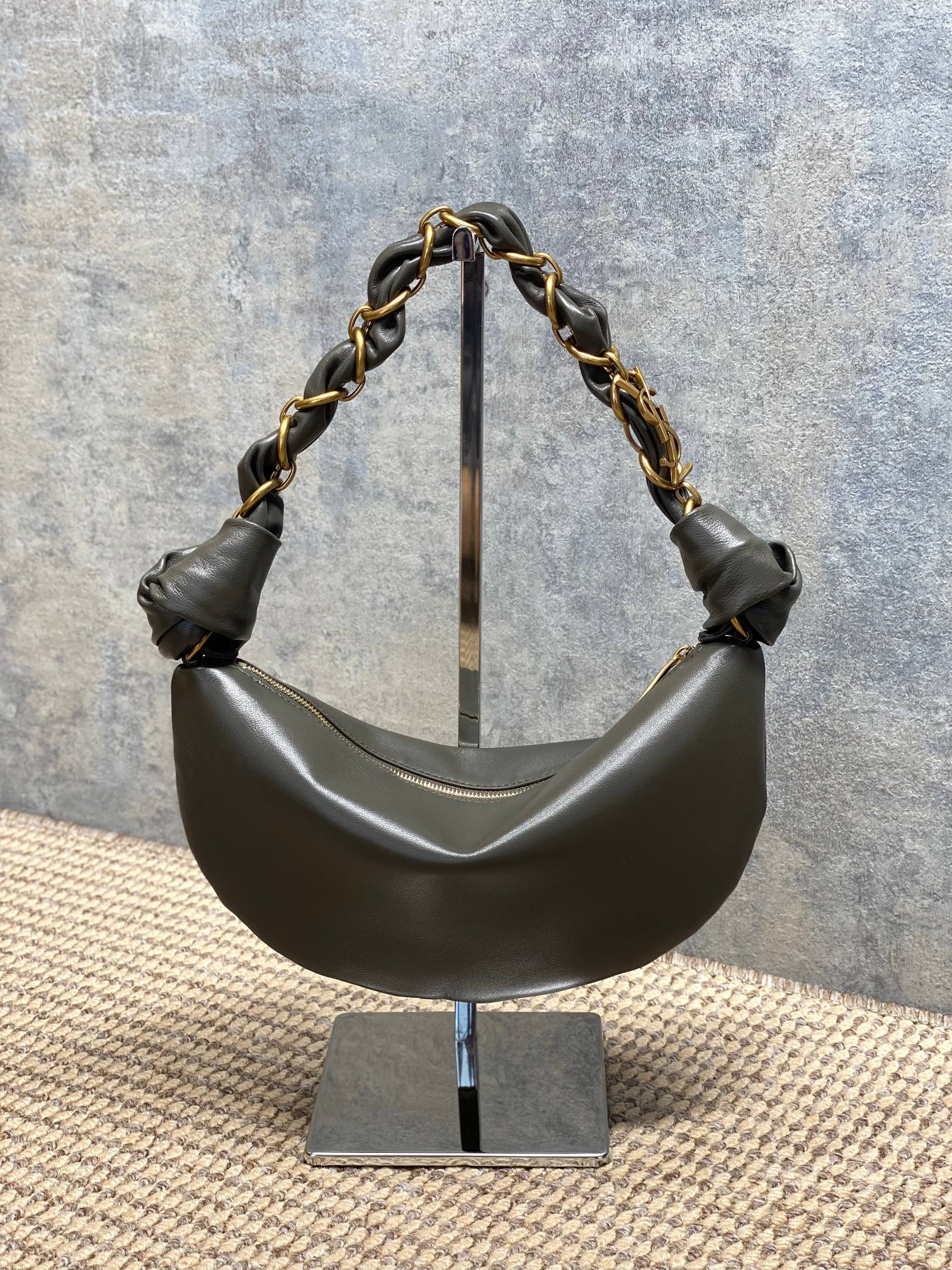 NO:851434,The musk green YSL 26S5 Amalia handbag is made of fine dyed lambskin. It feels super soft and has a perfect texture of 6. The metal winding handle design is rebellious and elegant. The black bag body is low-key and versatile, and can be easily carried on daily or formal occasions. The armpit bag shape is moderate in capacity, practical and fashionable, and the shoulder strap details are very recognizable. It is the highlight of the Yves Saint Laurent 2655 series!  Size 19x13x10cm Model 862558, YSL Saint Laurent grade original leather, saint laurent, saint laurent, sheepskin, Hermes,19860909麝香绿 YSL 26S5 Amalia手袋,选用细腻侵染小羊皮,手感超柔软,质感满分6金属缠绕手柄设计,叛逆又优雅,黑色包身低调百搭,日常或正式场合都能轻松驾驭.腋下包造型,容量适中,实用又时髦,肩带细节超有辨识度,是圣罗兰2655系列的亮点单品！ 尺寸19x13x10cm 型号862558,YSL圣罗兰特级原厂皮,saint laurent,saint laurent,sheepskin,Hermes,,Bag