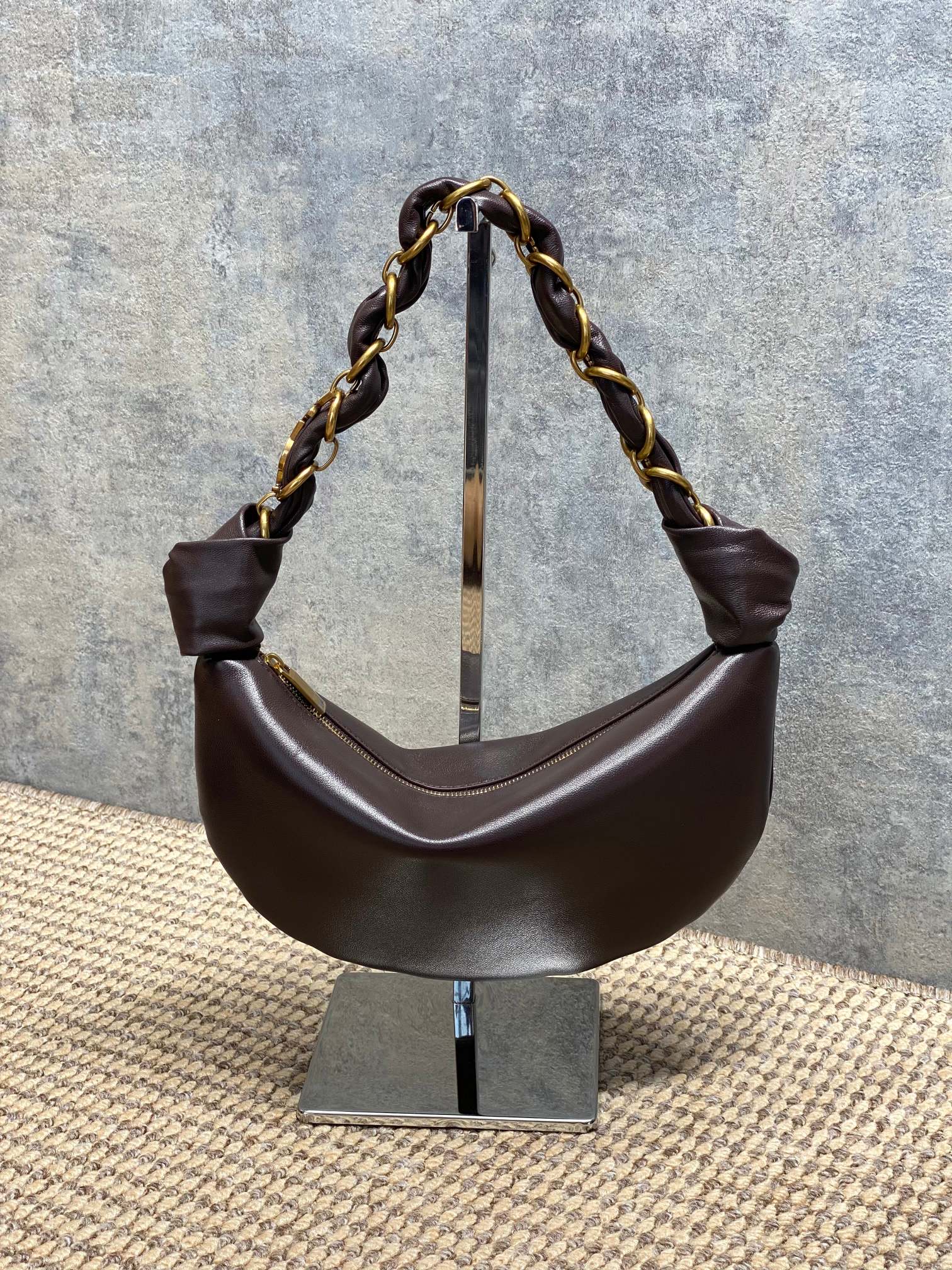 NO:851453,Coffee YSL 26S5 Amalia handbag is made of fine dyed lambskin, which feels super soft and has a perfect texture of 6. The metal winding handle design is rebellious and elegant. The black bag body is low-key and versatile, and can be easily used in daily or formal occasions. The armpit bag shape is moderate in capacity, practical and fashionable, and the shoulder strap details are very recognizable. It is the highlight of the Yves Saint Laurent 2655 series!  Size 19x13x10cm Model 862558, YSL Saint Laurent grade original leather, saint laurent, saint laurent, sheepskin, Hermes,19860909咖啡 YSL 26S5 Amalia手袋,选用细腻侵染小羊皮,手感超柔软,质感满分6金属缠绕手柄设计,叛逆又优雅,黑色包身低调百搭,日常或正式场合都能轻松驾驭.腋下包造型,容量适中,实用又时髦,肩带细节超有辨识度,是圣罗兰2655系列的亮点单品！ 尺寸19x13x10cm 型号862558,YSL圣罗兰特级原厂皮,saint laurent,saint laurent,sheepskin,Hermes,,Bag