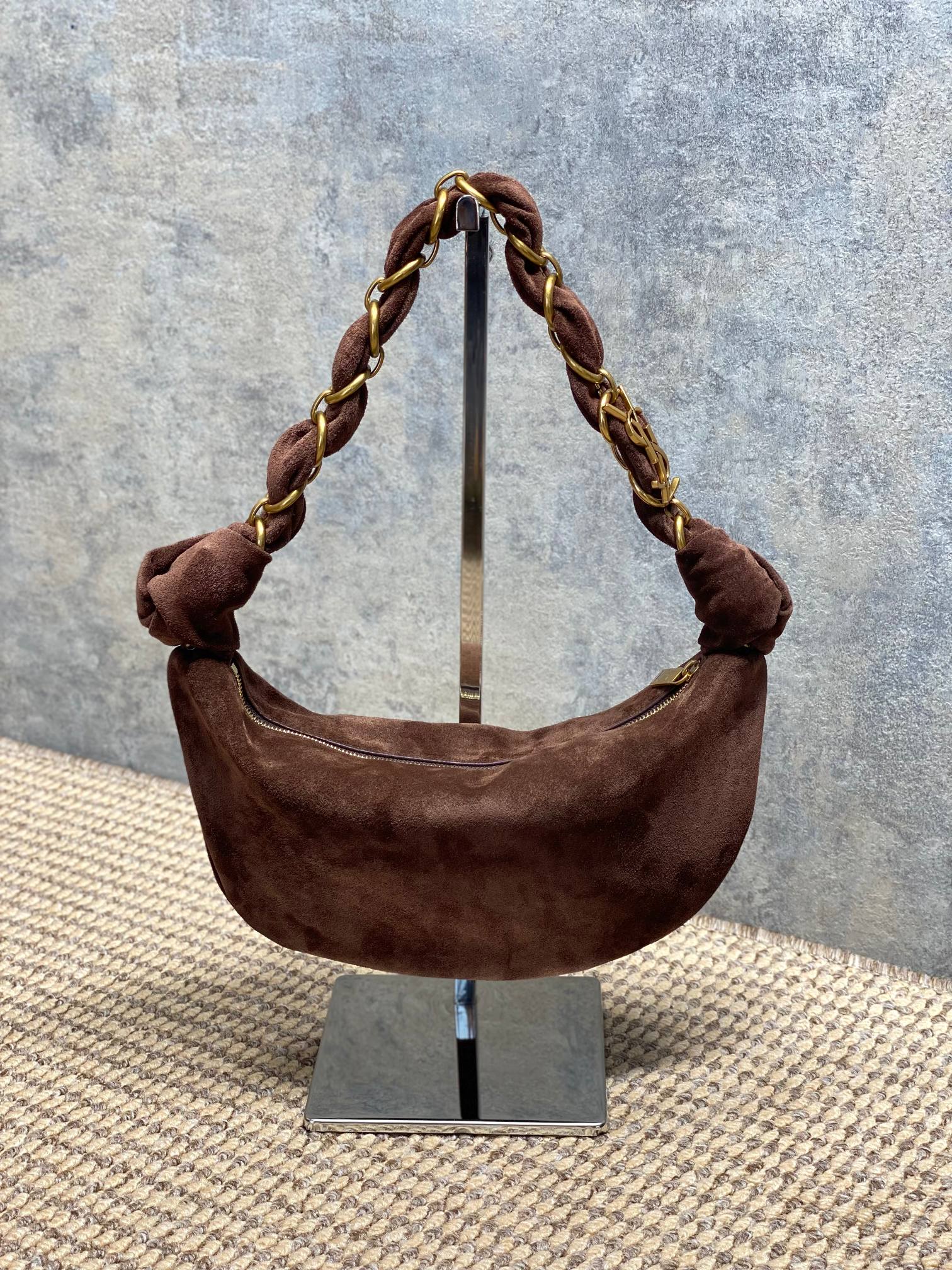 NO:851423,Coffee YSL 26S5 Amalia handbag, made of fine dyed suede nubuck leather, feels super soft, and has a texture of 6. The metal winding handle design is rebellious and elegant. The black bag body is low-key and versatile, and can be easily used in daily or formal occasions. The armpit bag shape is moderate in capacity, practical and fashionable, and the shoulder strap details are very recognizable. It is the highlight of the Yves Saint Laurent 2655 series!  Size 19x13x10cm Model 862558, YSL Saint Laurent grade original leather, saint laurent, saint laurent, Hermes,19860909咖啡 YSL 26S5 Amalia手袋,选用细腻侵染反绒磨砂皮,手感超柔软,质感满分6金属缠绕手柄设计,叛逆又优雅,黑色包身低调百搭,日常或正式场合都能轻松驾驭.腋下包造型,容量适中,实用又时髦,肩带细节超有辨识度,是圣罗兰2655系列的亮点单品！ 尺寸19x13x10cm 型号862558,YSL圣罗兰特级原厂皮,saint laurent,saint laurent,Hermes,,Bag