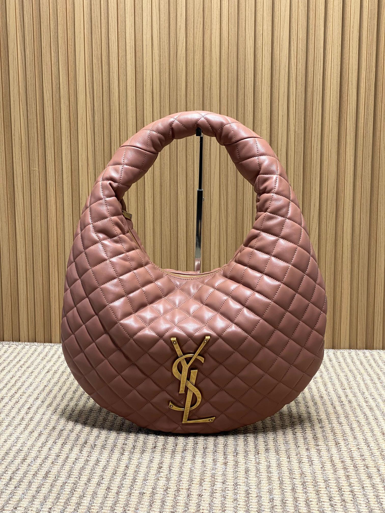 NO:851524,Rose pink YSL lcarino armpit bag, 25 autumn and winter series, made of dark purple rhombus leather with golden YSL logo, retro and elegant. Half-moon design, with main compartment and zipper compartment inside, easy to store. It can be carried on the hand or on the shoulder, and can be easily used for commuting and leisure. Paired with leather jackets or long skirts in autumn and winter, it has both urban feel and elegance, and is a popular item this season!  Model 858160 Size 47x35x8/15 cm, YSL Saint Laurent premium original leather, saint laurent, saint laurent, skirts, leather jacket, cowhide, Hermes,19860909玫瑰粉 YSL lcarino腋下包,25秋冬系列,选用深紫菱格牛皮搭配金色YSL标志,复古优雅.半月形设计,内部有主隔层和拉链隔层,收纳方便.可手提、单肩、都OK,通勤休闲都能轻松驾驭.秋冬搭配皮衣或长裙,都市感与优雅兼具,是本季热门单品！ 型号858160 尺寸47x35x8/15 cm,YSL圣罗兰特级原厂皮,saint laurent,saint laurent,skirts,leather jacket,cowhide,Hermes,,Bag