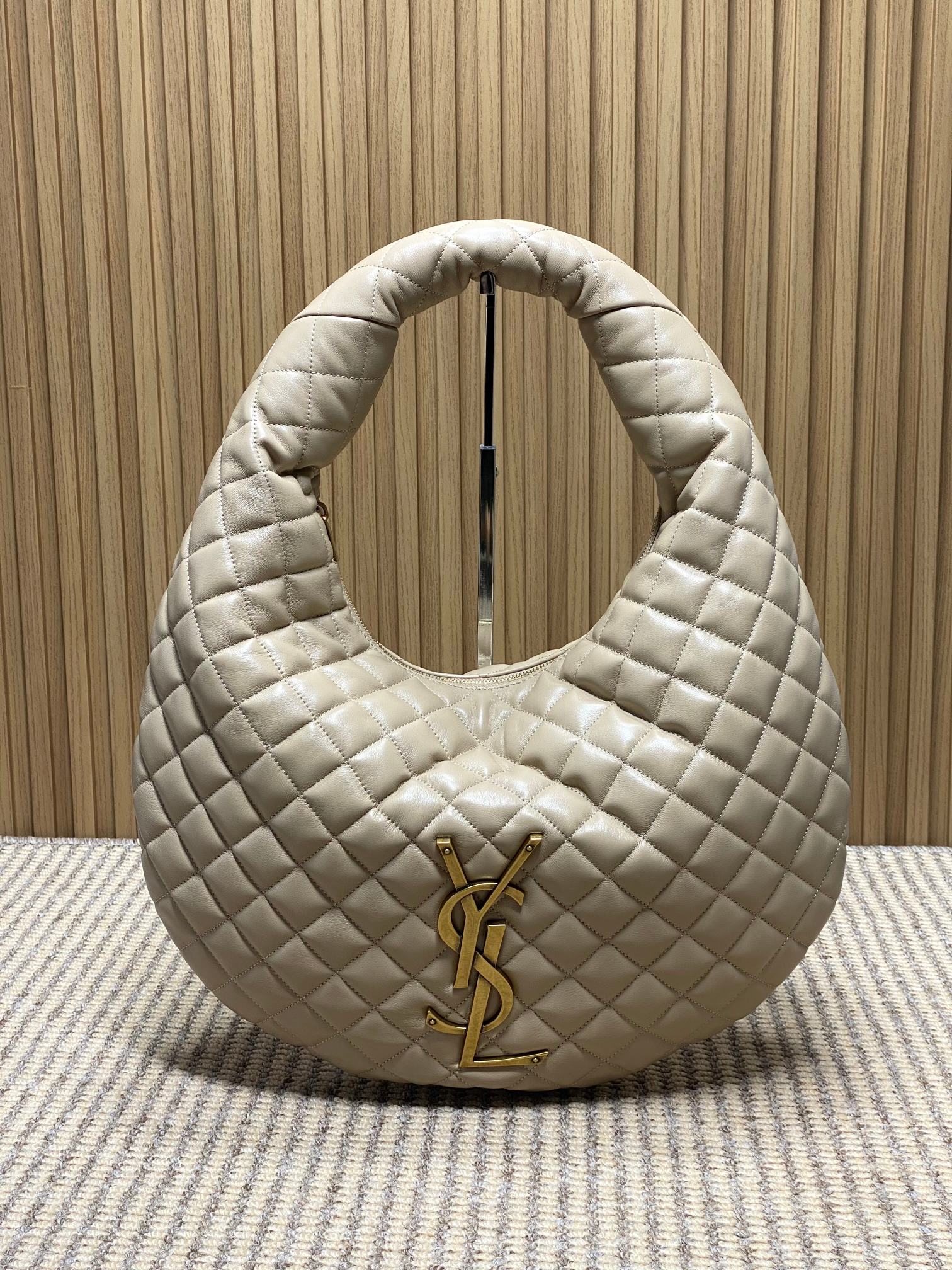 NO:851424,Apricot YSL lcarino armpit bag, 25 autumn and winter series, made of dark purple rhombus leather with golden YSL logo, retro and elegant. Half-moon design, with main compartment and zipper compartment inside, easy to store. It can be carried on the hand or on the shoulder, and can be easily used for commuting and leisure. Paired with leather jackets or long skirts in autumn and winter, it has both urban feel and elegance, and is a popular item this season!  Model 858160 Size 47x35x8/15 cm, YSL Saint Laurent premium original leather, saint laurent, saint laurent, skirts, leather jacket, cowhide, Hermes,19860909杏色 YSL lcarino腋下包,25秋冬系列,选用深紫菱格牛皮搭配金色YSL标志,复古优雅.半月形设计,内部有主隔层和拉链隔层,收纳方便.可手提、单肩、都OK,通勤休闲都能轻松驾驭.秋冬搭配皮衣或长裙,都市感与优雅兼具,是本季热门单品！ 型号858160 尺寸47x35x8/15 cm,YSL圣罗兰特级原厂皮,saint laurent,saint laurent,skirts,leather jacket,cowhide,Hermes,,Bag