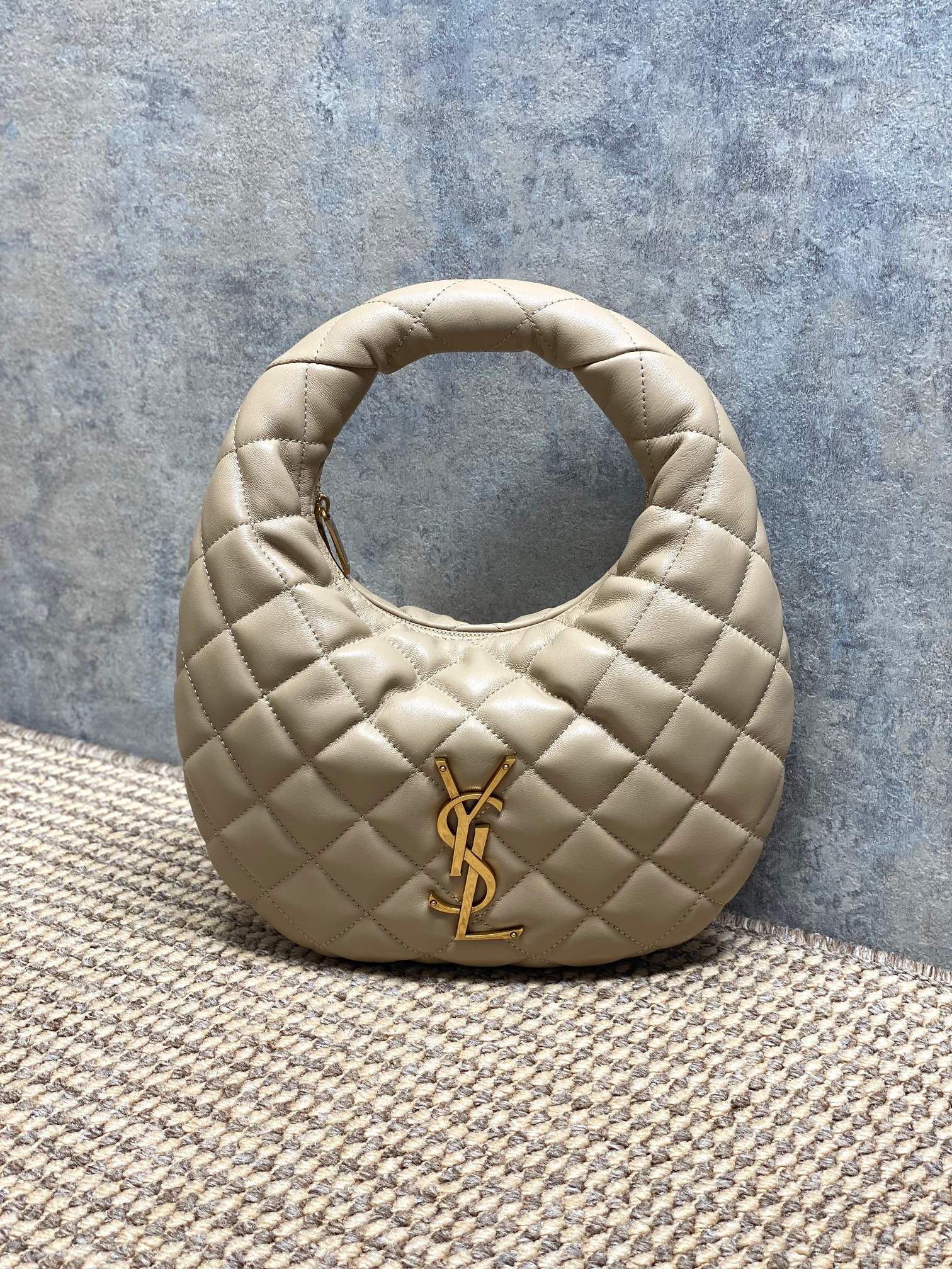 NO:851523,Apricot YSL ICARINO black gold small handbag, made of Napa sheepskin, feels super soft, classic rhombus quilting + golden YSL logo, low-key and luxurious. Crescent-shaped design, portable or armpit back is very fashionable, easy to control for daily commuting and leisure. The zipper opening and closing is safer, the internal space is reasonable, practical and beautiful, it is a popular item in the Yves Saint Laurent CARE series, with a perfect French elegant atmosphere. Model 851689  Size 17x13x3cm, YSL Saint Laurent grade original leather, saint laurent, saint laurent, sheepskin, Hermes,19860909杏色 YSL ICARINO黑金小号手袋,采用纳帕羊皮,手感超柔软,经典菱格纹绗缝+金色YSL标志,低调又奢华.月牙形设计,手提or腋下背都很时髦,日常通勤、休闲都能轻松驾驭.拉链开合更安全,内部空间合理,实用又美观,是圣罗兰 CARE系列的热门单品,法式优雅氛围感满分 型号851689 尺寸17x13x3cm,YSL圣罗兰特级原厂皮,saint laurent,saint laurent,sheepskin,Hermes,,Bag