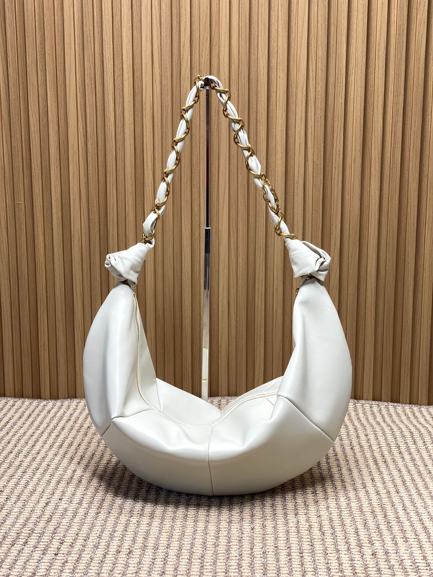 NO:851369,The urban gray YSL Amalia croissant bag uses sheepskin and a metal chain shoulder strap, which is simple and highly recognizable!  The crescent-shaped design is lazy and casual, with moderate capacity, which is suitable for commuting and going out on the street. The chain shoulder strap is adjustable and looks good when carried under the arm or across the body. The leather is soft and lightweight, practical and fashionable. It is a popular item in the Yves Saint Laurent 25 Spring series, with full marks for fashion sense!  Size: 23-62x28x4cm Model 862210, YSL Saint Laurent grade original leather, saint laurent, saint laurent, sheepskin, Hermes,19860909都市灰 YSL Amalia牛角包,采用羊皮一金属链条肩带,简约又超有辨识度！新月形设计慵懒随性,容量适中,通勤出街都很OK链条肩带可调节,腋下背or斜挎都好看,皮革柔软轻便,实用又时髦,是圣罗兰25Spring系列的热门单品,时尚感满分！ 尺寸:23-62x28x4cm 型号862210,YSL圣罗兰特级原厂皮,saint laurent,saint laurent,sheepskin,Hermes,,Bag