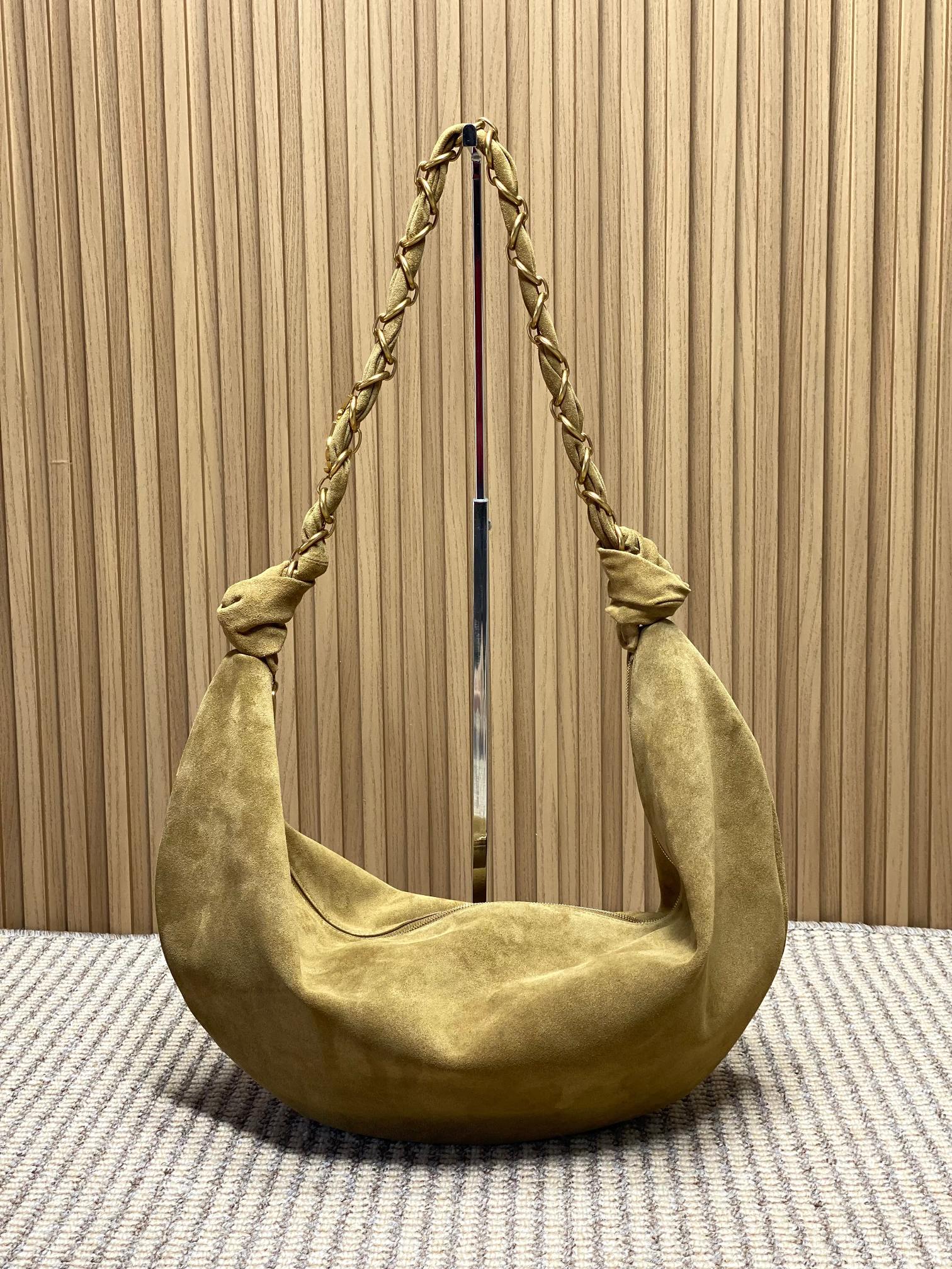 NO:851407,Gold leaf YSL Amalia croissant bag, suede nubuck leather and metal chain shoulder strap, simple and super recognizable!  The crescent-shaped design is lazy and casual, with moderate capacity, which is suitable for commuting and going out on the street. The chain shoulder strap is adjustable and looks good when carried under the arm or across the body. The leather is soft and lightweight, practical and fashionable. It is a popular item in the Yves Saint Laurent 25 Spring series, with full marks for fashion sense!  Size: 23-62x28x4cm Model 862210, YSL Saint Laurent grade original leather, saint laurent, saint laurent, Hermes,19860909金叶色 YSL Amalia牛角包,反绒磨砂皮一金属链条肩带,简约又超有辨识度！新月形设计慵懒随性,容量适中,通勤出街都很OK链条肩带可调节,腋下背or斜挎都好看,皮革柔软轻便,实用又时髦,是圣罗兰25Spring系列的热门单品,时尚感满分！ 尺寸:23-62x28x4cm 型号862210,YSL圣罗兰特级原厂皮,saint laurent,saint laurent,Hermes,,Bag