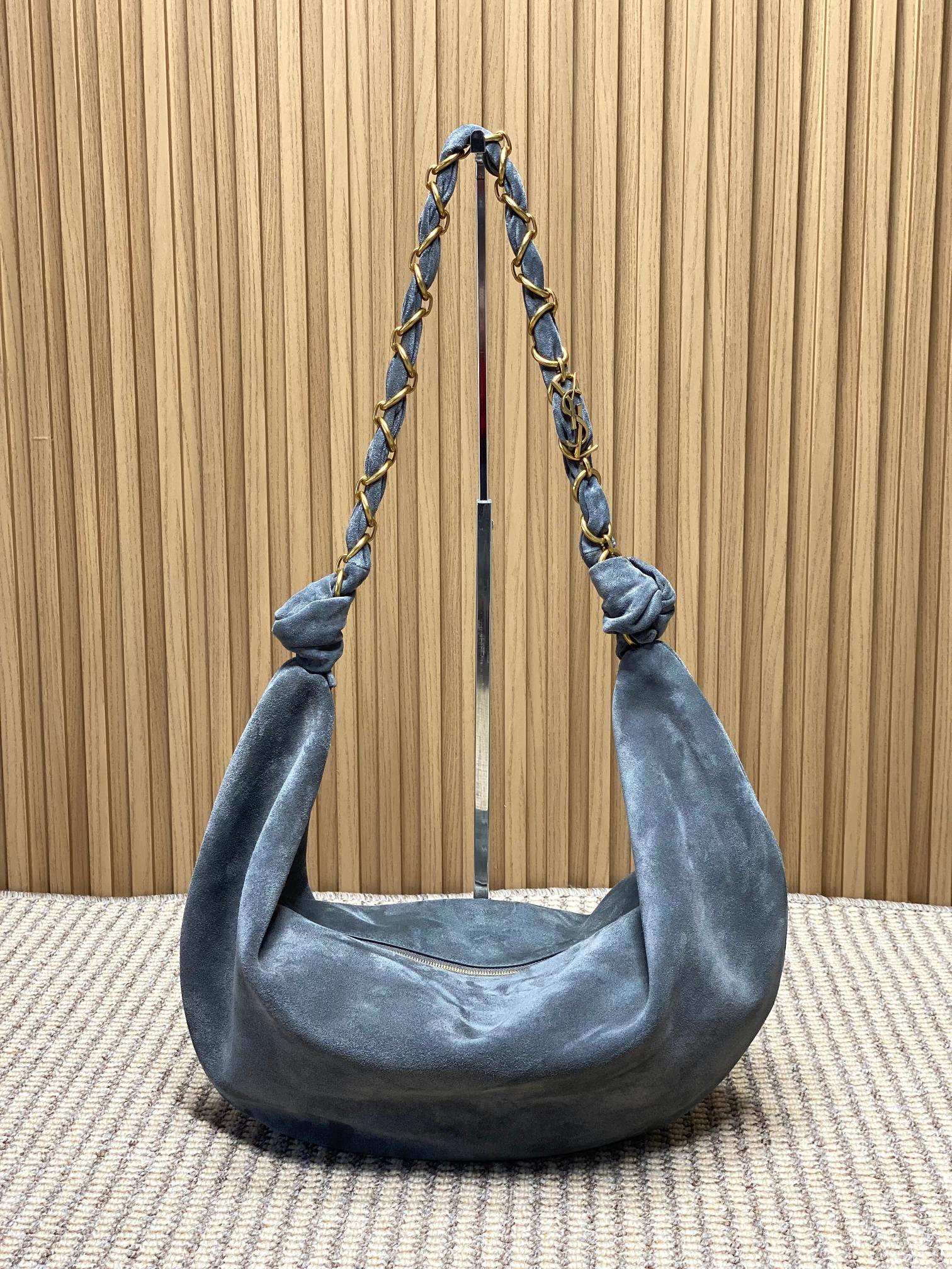 NO:851415,Urban gray YSL Amalia croissant bag, suede nubuck leather and metal chain shoulder strap, simple and super recognizable!  The crescent-shaped design is lazy and casual, with moderate capacity, which is suitable for commuting and going out on the street. The chain shoulder strap is adjustable and looks good when carried under the arm or across the body. The leather is soft and lightweight, practical and fashionable. It is a popular item in the Yves Saint Laurent 25 Spring series, with full marks for fashion sense!  Size: 23-62x28x4cm Model 862210, YSL Saint Laurent grade original leather, saint laurent, saint laurent, Hermes,19860909都市灰 YSL Amalia牛角包,反绒磨砂皮一金属链条肩带,简约又超有辨识度！新月形设计慵懒随性,容量适中,通勤出街都很OK链条肩带可调节,腋下背or斜挎都好看,皮革柔软轻便,实用又时髦,是圣罗兰25Spring系列的热门单品,时尚感满分！ 尺寸:23-62x28x4cm 型号862210,YSL圣罗兰特级原厂皮,saint laurent,saint laurent,Hermes,,Bag