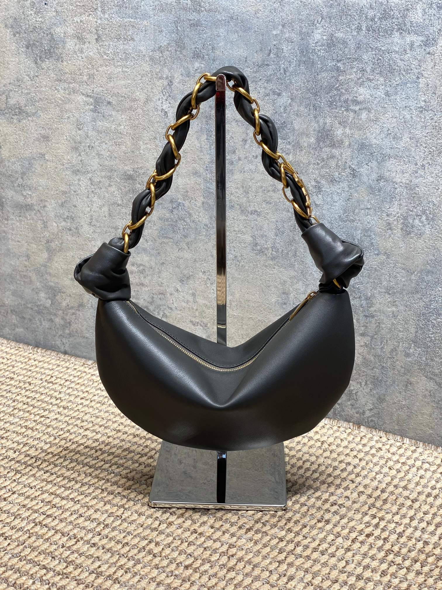 NO:851465,The urban gray YSL 26S5 Amalia handbag is made of fine infected lambskin. It feels super soft and has a texture of 6. The metal winding handle design is rebellious and elegant. The black bag body is low-key and versatile, and can be easily carried on daily or formal occasions. The armpit bag shape is moderate in capacity, practical and fashionable, and the shoulder strap details are very recognizable. It is the highlight of the Yves Saint Laurent 2655 series!  Size 19x13x10cm Model 862558, YSL Saint Laurent grade original leather, saint laurent, saint laurent, sheepskin, Hermes,19860909都市灰 YSL 26S5 Amalia手袋,选用细腻侵染小羊皮,手感超柔软,质感满分6金属缠绕手柄设计,叛逆又优雅,黑色包身低调百搭,日常或正式场合都能轻松驾驭.腋下包造型,容量适中,实用又时髦,肩带细节超有辨识度,是圣罗兰2655系列的亮点单品！ 尺寸19x13x10cm 型号862558,YSL圣罗兰特级原厂皮,saint laurent,saint laurent,sheepskin,Hermes,,Bag