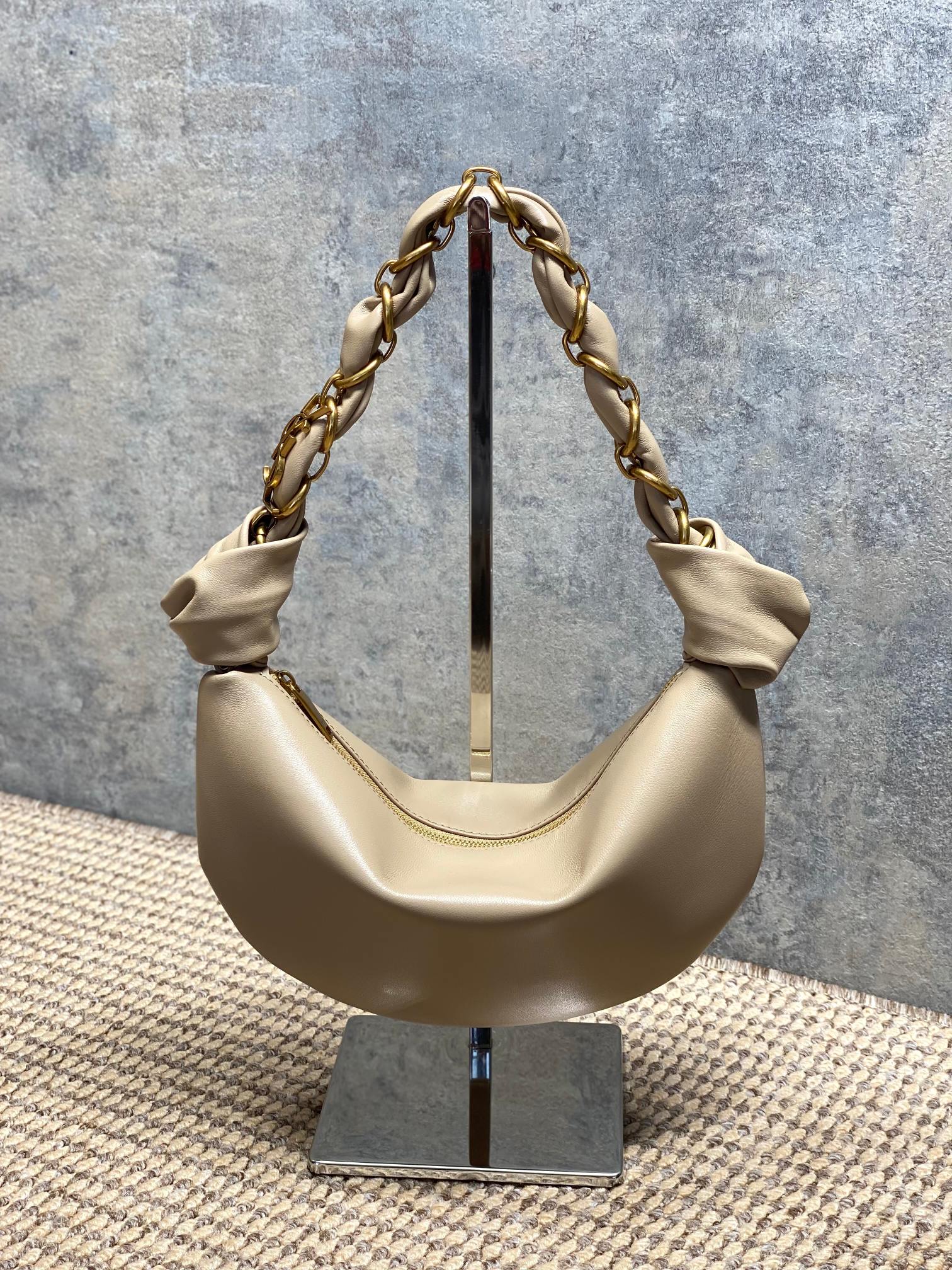 NO:851475,The apricot YSL 26S5 Amalia handbag is made of fine dyed lambskin. It feels super soft and has a perfect texture of 6. The metal winding handle design is rebellious and elegant. The black bag body is low-key and versatile, and can be easily used in daily or formal occasions. The armpit bag shape is moderate in capacity, practical and fashionable, and the shoulder strap details are very recognizable. It is the highlight of the Yves Saint Laurent 2655 series!  Size 19x13x10cm Model 862558, YSL Saint Laurent grade original leather, saint laurent, saint laurent, sheepskin, Hermes,19860909杏色 YSL 26S5 Amalia手袋,选用细腻侵染小羊皮,手感超柔软,质感满分6金属缠绕手柄设计,叛逆又优雅,黑色包身低调百搭,日常或正式场合都能轻松驾驭.腋下包造型,容量适中,实用又时髦,肩带细节超有辨识度,是圣罗兰2655系列的亮点单品！ 尺寸19x13x10cm 型号862558,YSL圣罗兰特级原厂皮,saint laurent,saint laurent,sheepskin,Hermes,,Bag
