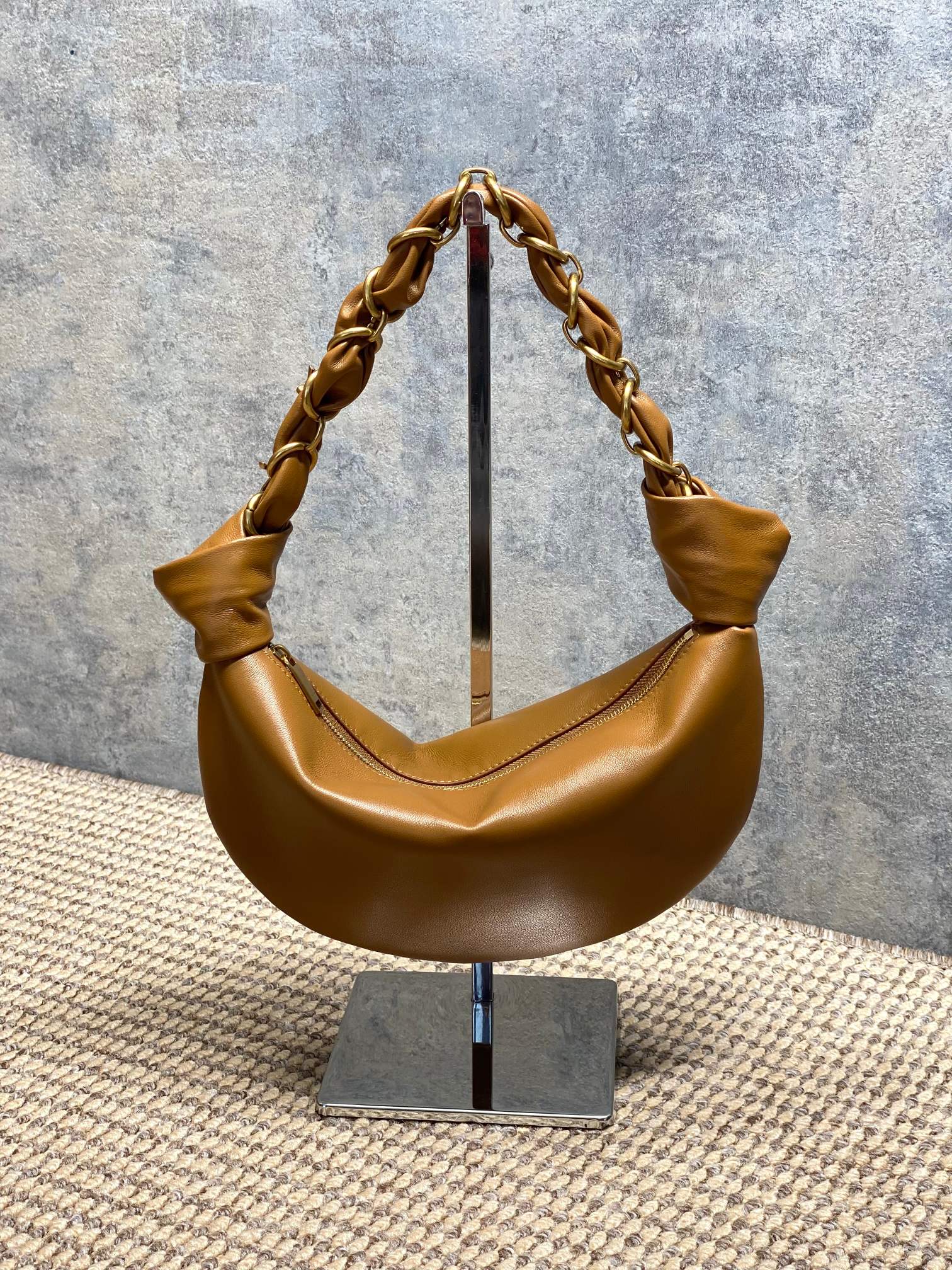 NO:851487,Caramel YSL 26S5 Amalia handbag is made of fine infected lambskin, which is super soft to the touch. The metal winding handle design has a perfect texture of 6, which is rebellious and elegant. The black bag body is low-key and versatile, and can be easily used in daily or formal occasions. The armpit bag shape is moderate in capacity, practical and fashionable, and the shoulder strap details are very recognizable. It is the highlight of the Yves Saint Laurent 2655 series!  Size 19x13x10cm Model 862558, YSL Saint Laurent grade original leather, saint laurent, saint laurent, sheepskin, Hermes,19860909焦糖 YSL 26S5 Amalia手袋,选用细腻侵染小羊皮,手感超柔软,质感满分6金属缠绕手柄设计,叛逆又优雅,黑色包身低调百搭,日常或正式场合都能轻松驾驭.腋下包造型,容量适中,实用又时髦,肩带细节超有辨识度,是圣罗兰2655系列的亮点单品！ 尺寸19x13x10cm 型号862558,YSL圣罗兰特级原厂皮,saint laurent,saint laurent,sheepskin,Hermes,,Bag