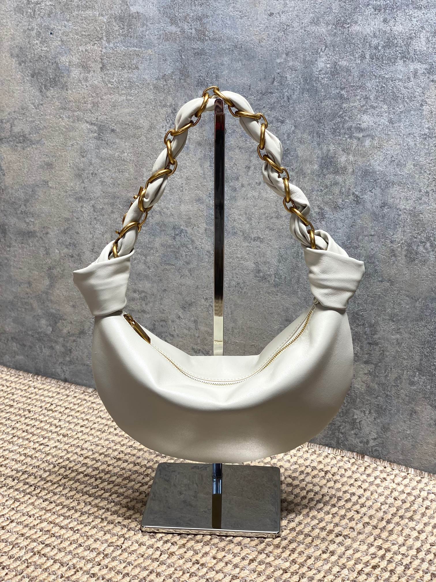 NO:851497,The milky white YSL 26S5 Amalia handbag is made of fine infected lambskin. It feels super soft and has a perfect texture of 6. The metal winding handle design is rebellious and elegant. The black bag body is low-key and versatile, and can be easily carried on daily or formal occasions. The armpit bag shape is moderate in capacity, practical and fashionable, and the shoulder strap details are very recognizable. It is the highlight of the Yves Saint Laurent 2655 series!  Size 19x13x10cm Model 862558, YSL Saint Laurent grade original leather, saint laurent, saint laurent, sheepskin, Hermes,19860909奶白 YSL 26S5 Amalia手袋,选用细腻侵染小羊皮,手感超柔软,质感满分6金属缠绕手柄设计,叛逆又优雅,黑色包身低调百搭,日常或正式场合都能轻松驾驭.腋下包造型,容量适中,实用又时髦,肩带细节超有辨识度,是圣罗兰2655系列的亮点单品！ 尺寸19x13x10cm 型号862558,YSL圣罗兰特级原厂皮,saint laurent,saint laurent,sheepskin,Hermes,,Bag