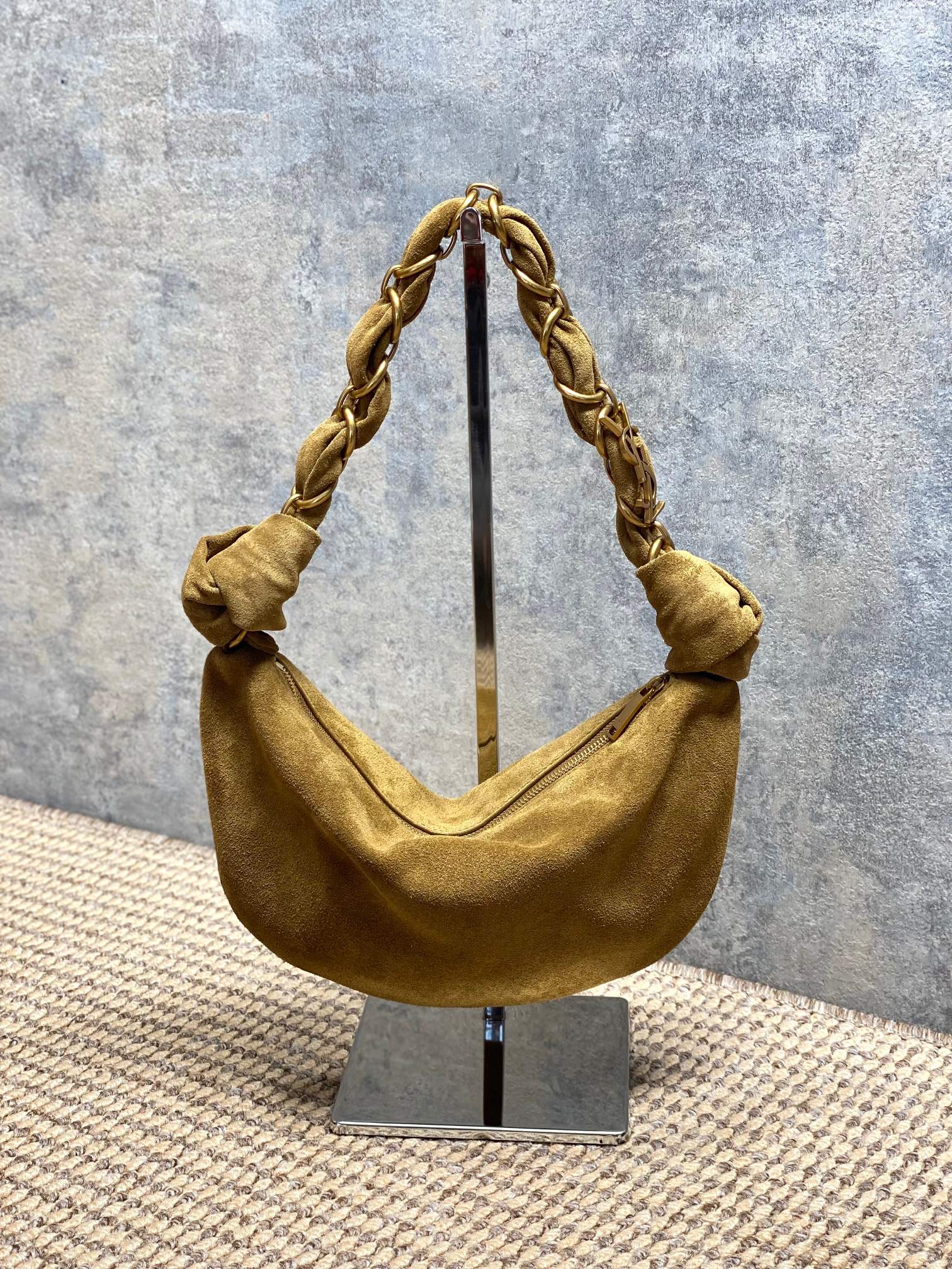 NO:851432,The gold leaf color YSL 26S5 Amalia handbag is made of fine dyed suede nubuck leather. It feels super soft and has a texture of 6. The metal winding handle design is rebellious and elegant. The black bag body is low-key and versatile, and can be easily used in daily or formal occasions. The armpit bag shape is moderate in capacity, practical and fashionable, and the shoulder strap details are very recognizable. It is the highlight of the Yves Saint Laurent 2655 series!  Size 19x13x10cm Model 862558, YSL Saint Laurent grade original leather, saint laurent, saint laurent, Hermes,19860909金叶色 YSL 26S5 Amalia手袋,选用细腻侵染反绒磨砂皮,手感超柔软,质感满分6金属缠绕手柄设计,叛逆又优雅,黑色包身低调百搭,日常或正式场合都能轻松驾驭.腋下包造型,容量适中,实用又时髦,肩带细节超有辨识度,是圣罗兰2655系列的亮点单品！ 尺寸19x13x10cm 型号862558,YSL圣罗兰特级原厂皮,saint laurent,saint laurent,Hermes,,Bag